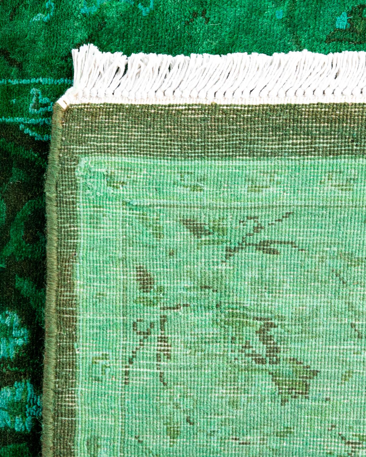 XXIe siècle et contemporain Chemin de table contemporain en laine fine nouée à la main, de couleur verte en vente