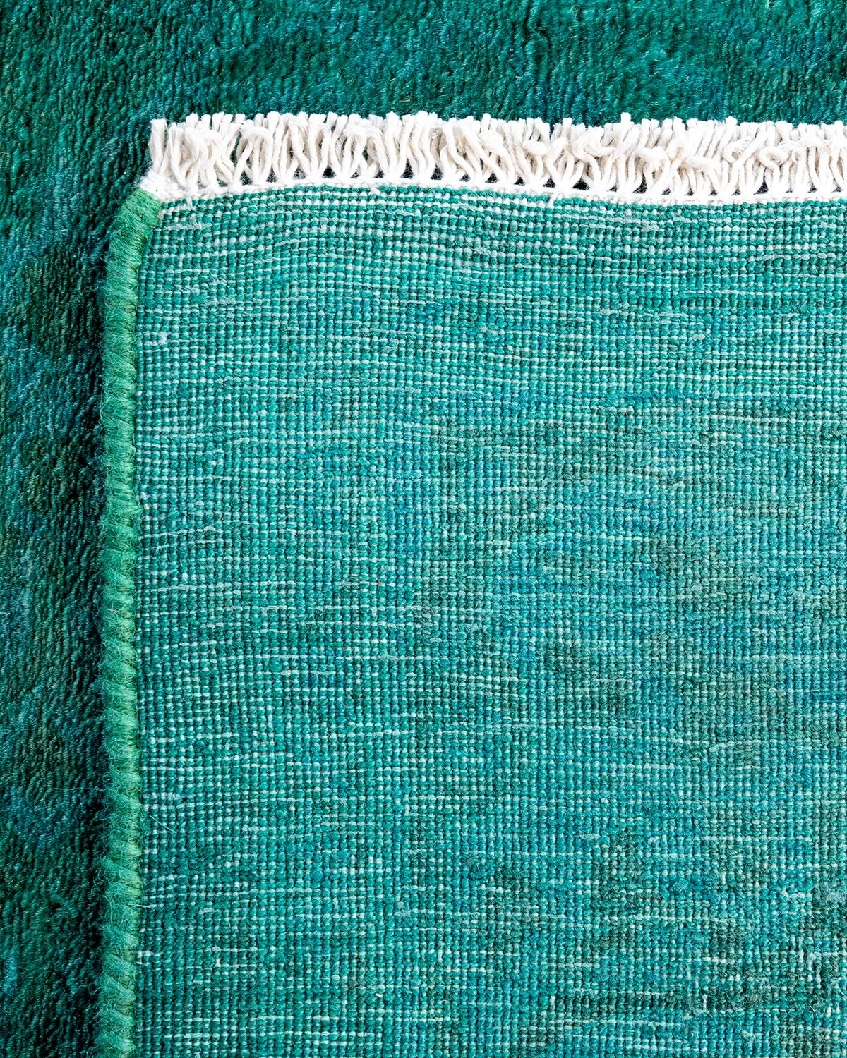 XXIe siècle et contemporain Chemin de table contemporain en laine fine nouée à la main, de couleur verte en vente