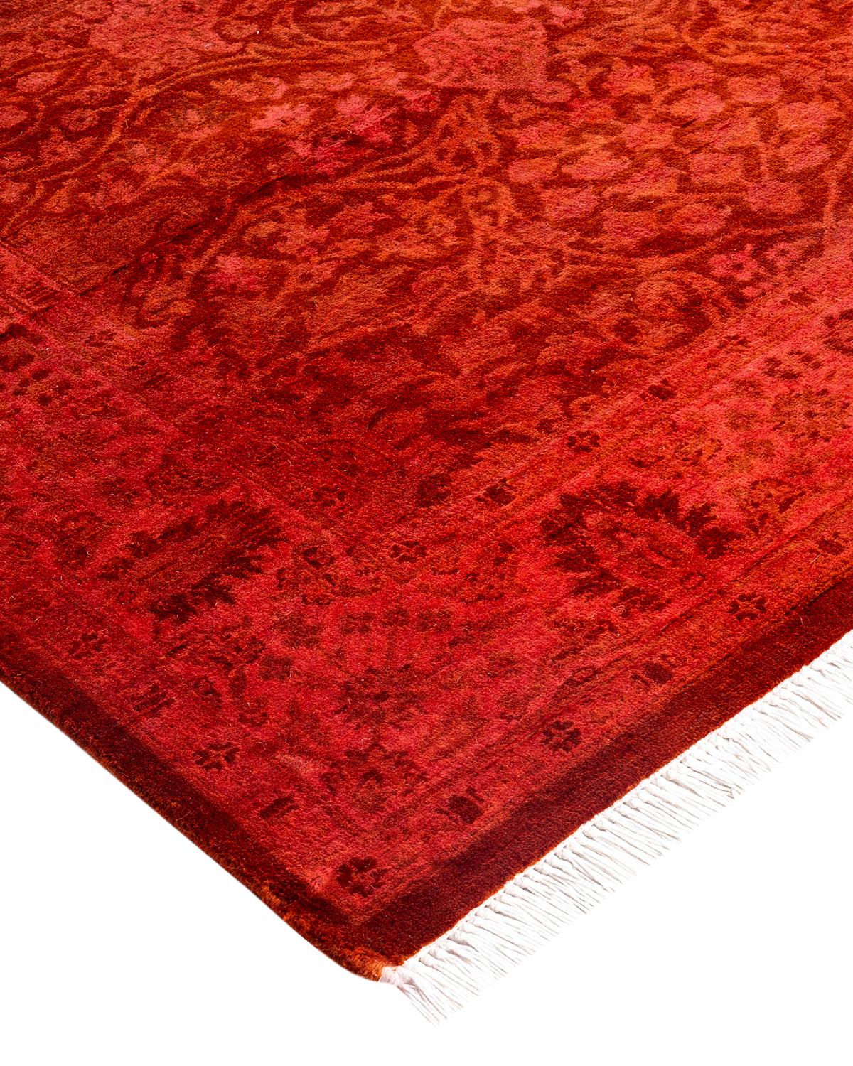 Les tapis Vibrance incarnent le classique avec une touche d'originalité : des motifs traditionnels surteints dans des couleurs éclatantes. Chaque tapis noué à la main est lavé dans une teinture botanique 100 % naturelle qui révèle les nuances
