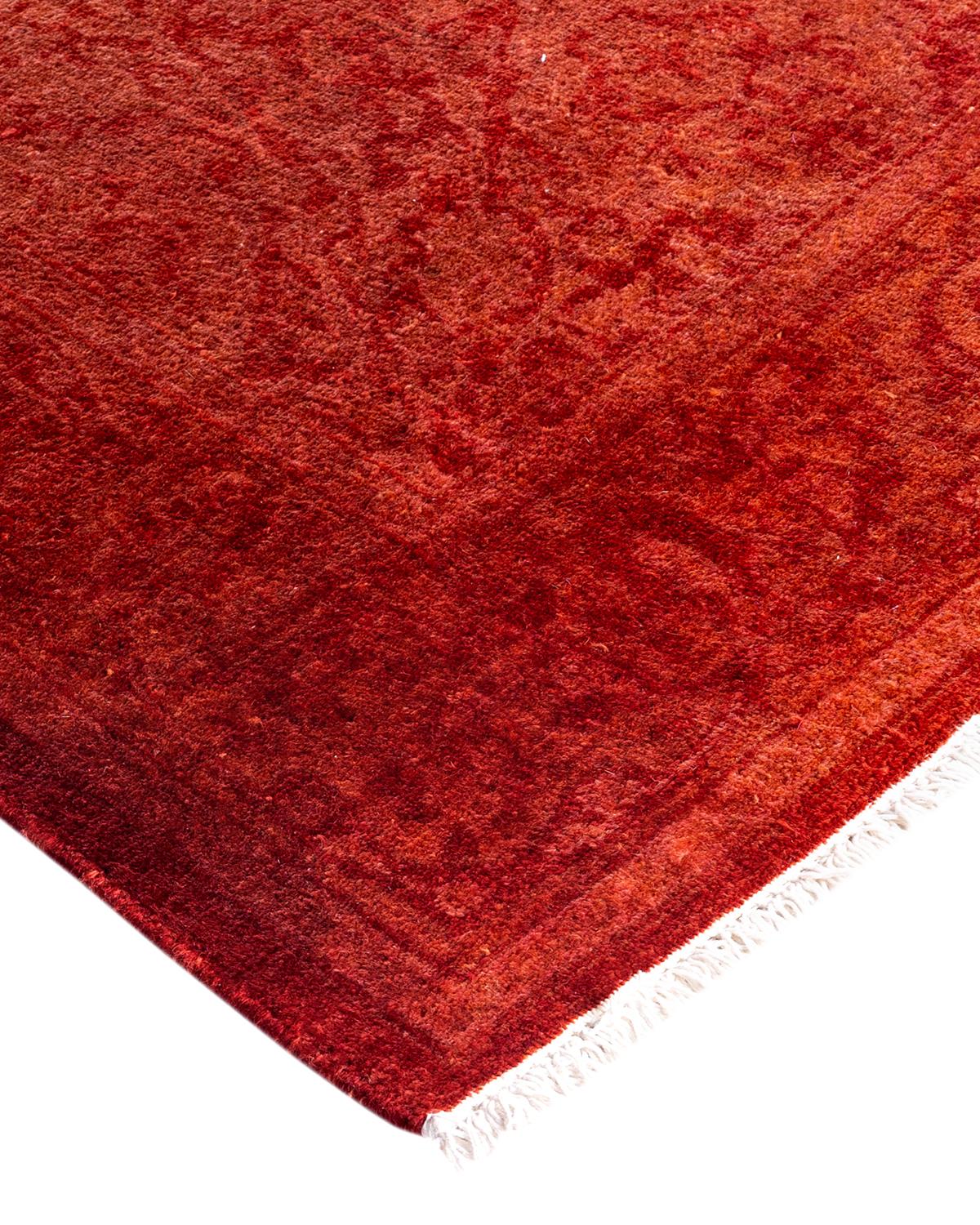 Les tapis Vibrance incarnent le classique avec une touche d'originalité : des motifs traditionnels surteints dans des couleurs éclatantes. Chaque tapis noué à la main est lavé dans une teinture botanique 100 % naturelle qui révèle les nuances