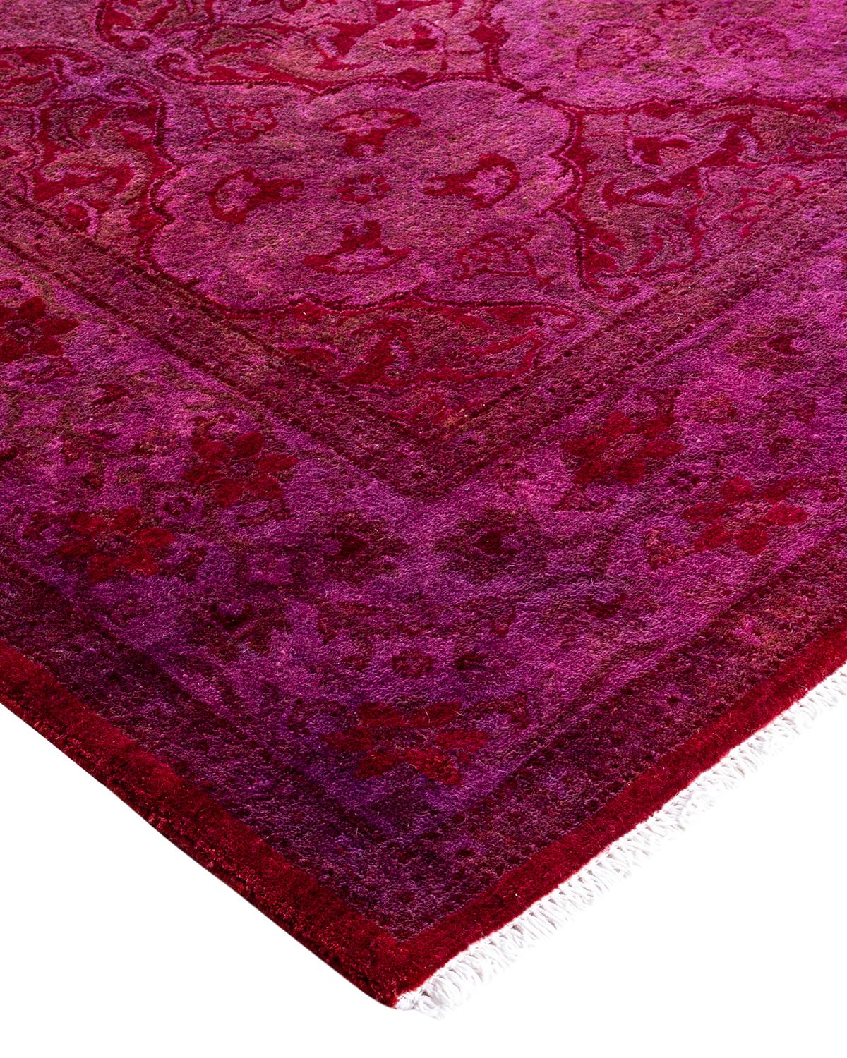 Les tapis Vibrance incarnent le classique avec une touche d'originalité : des motifs traditionnels surteints dans des couleurs éclatantes. Chaque tapis noué à la main est lavé dans une teinture botanique 100 % naturelle qui révèle les nuances