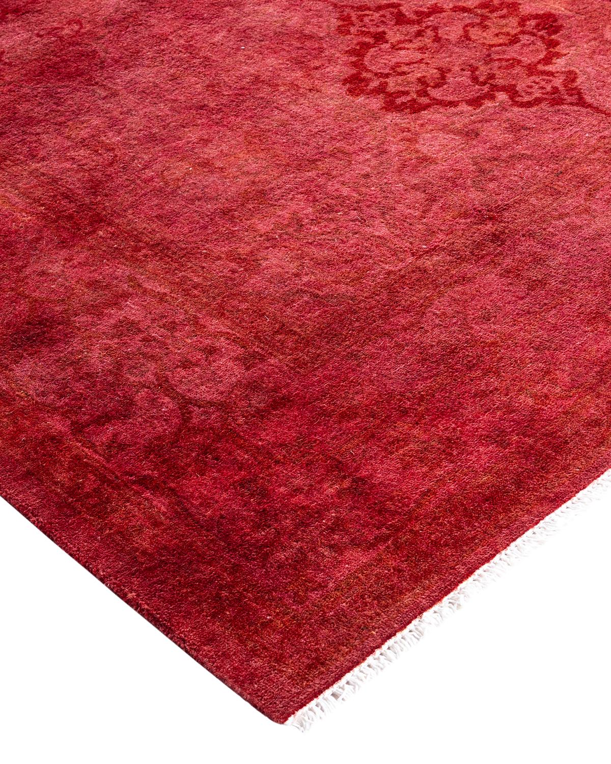 Les tapis Vibrance incarnent le classique avec une touche d'originalité : des motifs traditionnels surteints dans des couleurs éclatantes. Chaque tapis noué à la main est lavé dans une teinture botanique 100 % naturelle qui révèle les nuances