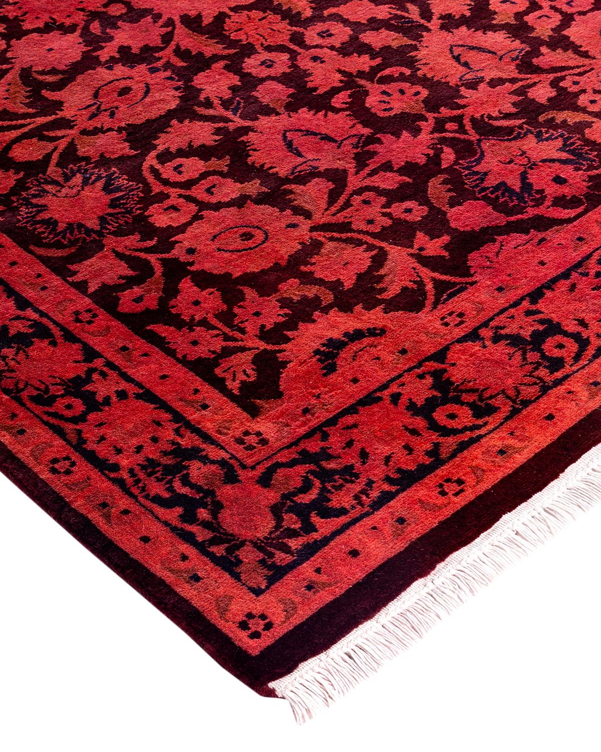 Las alfombras Vibrance son la personificación de lo clásico con un toque especial: motivos tradicionales teñidos de colores brillantes. Cada alfombra anudada a mano se lava con un tinte botánico 100% natural que revela matices ocultos en los