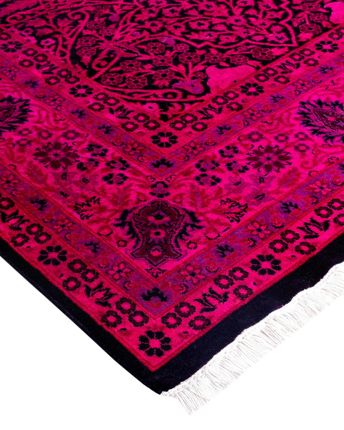 Les tapis Vibrance incarnent le classique avec une touche d'originalité : des motifs traditionnels surteints dans des couleurs éclatantes. Chaque tapis noué à la main est lavé dans une teinture botanique 100 % naturelle qui révèle les nuances