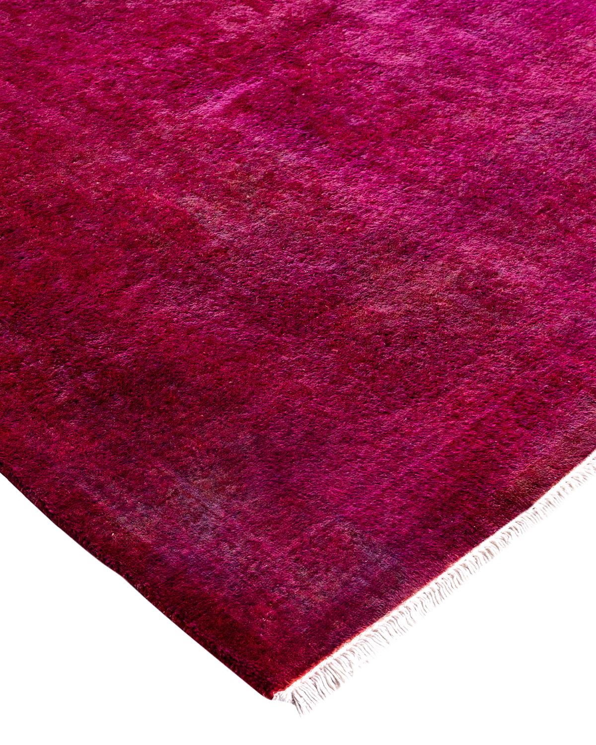 Las alfombras Vibrance son la personificación de lo clásico con un toque especial: motivos tradicionales teñidos de colores brillantes. Cada alfombra anudada a mano se lava con un tinte botánico 100% natural que revela matices ocultos en los