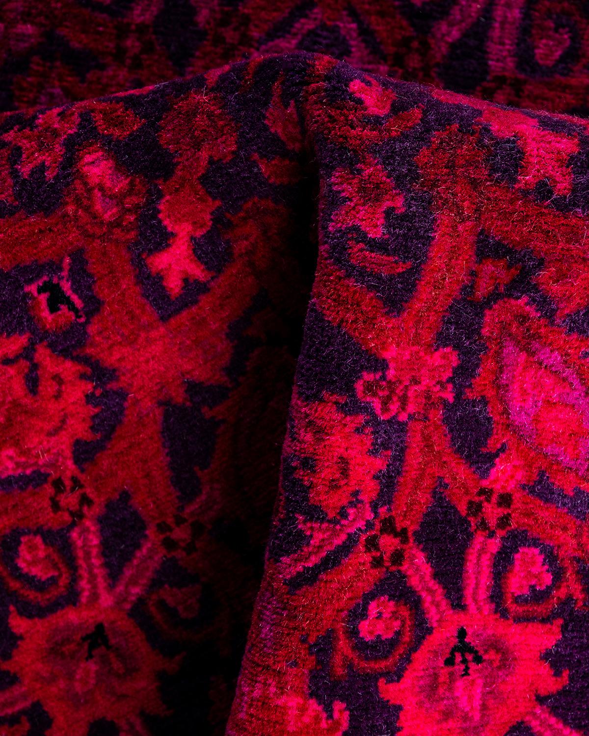 Contemporary Fine Vibrance Tappeto rotondo in lana annodata a mano di colore rosa in vendita 1