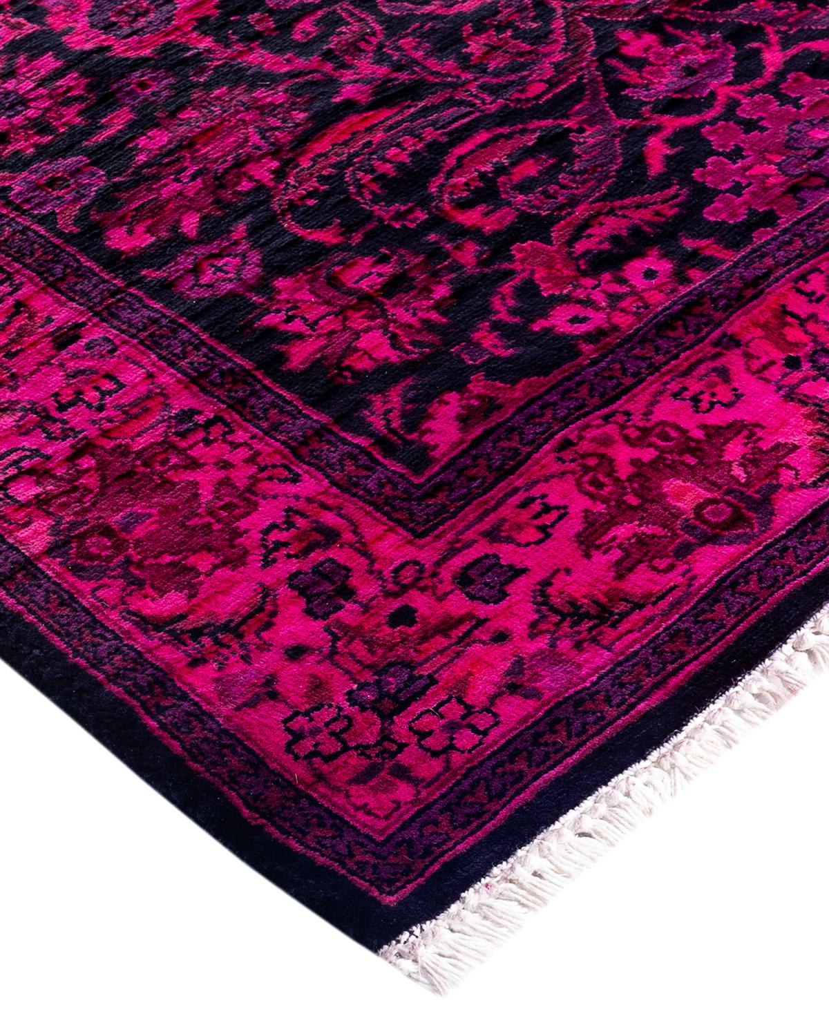 Les tapis Vibrance incarnent le classique avec une touche d'originalité : des motifs traditionnels surteints dans des couleurs éclatantes. Chaque tapis noué à la main est lavé dans une teinture botanique 100 % naturelle qui révèle les nuances