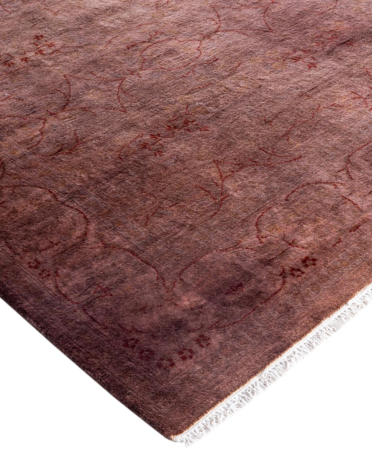 Las alfombras Vibrance son la personificación de lo clásico con un toque especial: motivos tradicionales teñidos de colores brillantes. Cada alfombra anudada a mano se lava con un tinte botánico 100% natural que revela matices ocultos en los