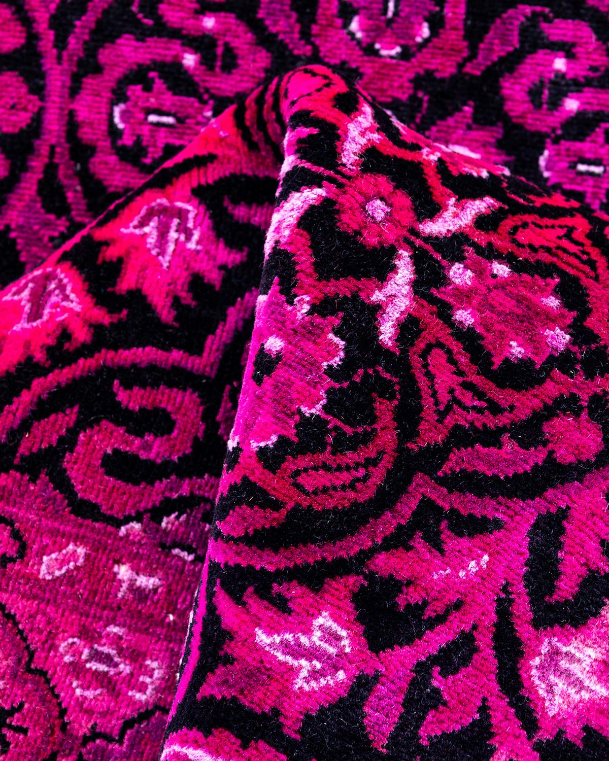 Chemin de table contemporain en laine fine nouée à la main rose en vente 1