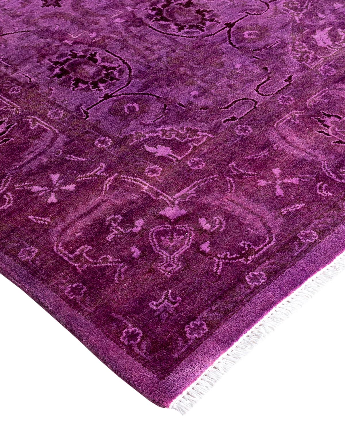 Las alfombras Vibrance son la personificación de lo clásico con un toque especial: motivos tradicionales teñidos de colores brillantes. Cada alfombra anudada a mano se lava con un tinte botánico 100% natural que revela matices ocultos en los