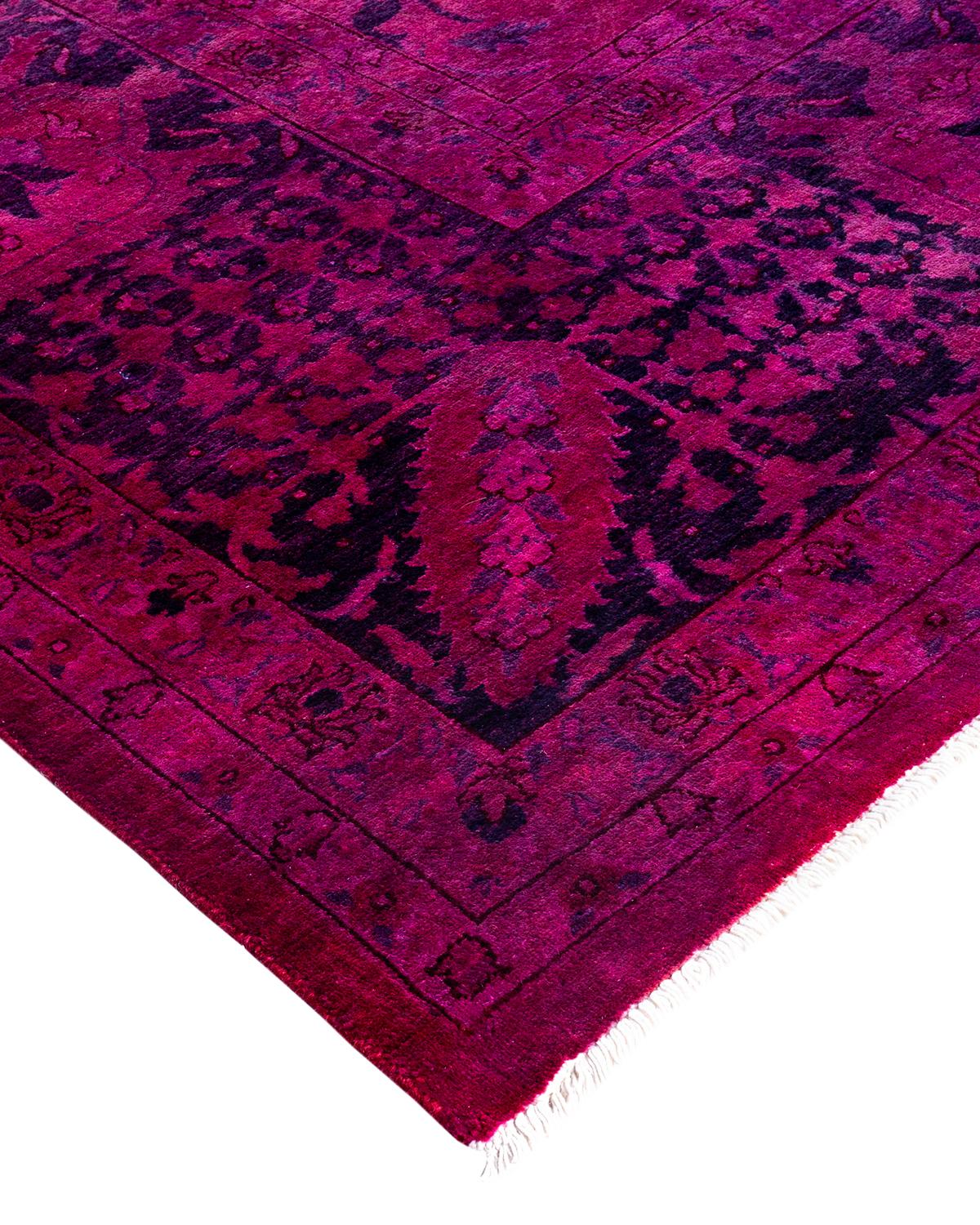 Las alfombras Vibrance son la personificación de lo clásico con un toque especial: motivos tradicionales teñidos de colores brillantes. Cada alfombra anudada a mano se lava con un tinte botánico 100% natural que revela matices ocultos en los