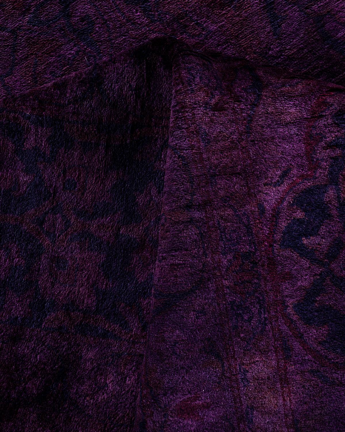 Contemporary Fine Vibrance Tappeto di lana viola annodato a mano in vendita 1