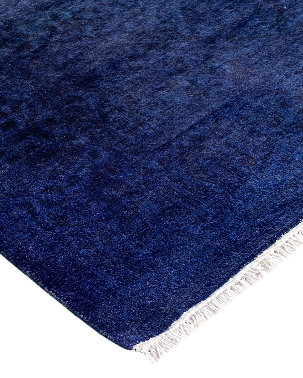 Les tapis Vibrance incarnent le classique avec une touche d'originalité : des motifs traditionnels surteints dans des couleurs éclatantes. Chaque tapis noué à la main est lavé dans une teinture botanique 100 % naturelle qui révèle les nuances
