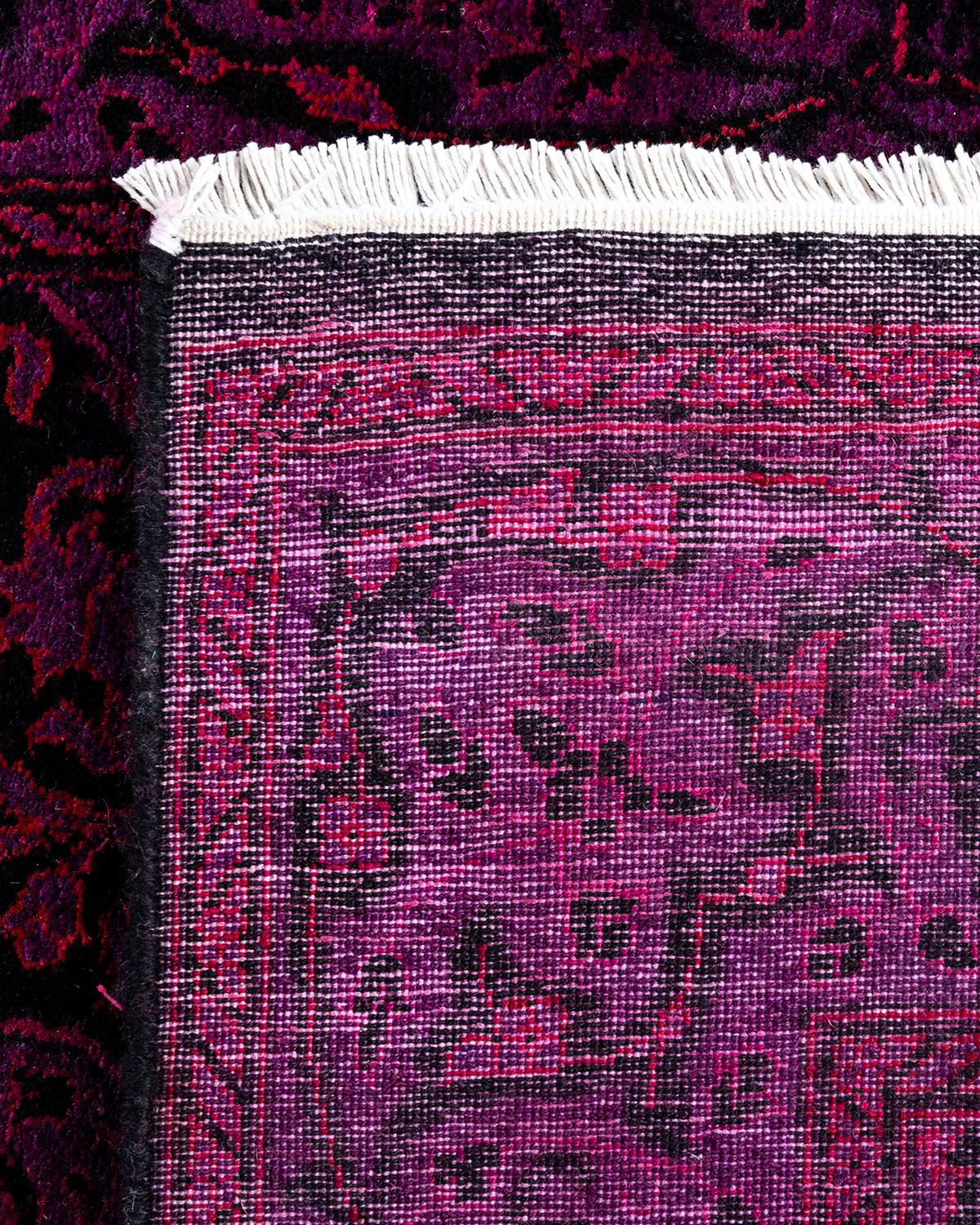 Contemporary Fine Vibrance Hand Knotted Wool Purple Runner (21. Jahrhundert und zeitgenössisch) im Angebot