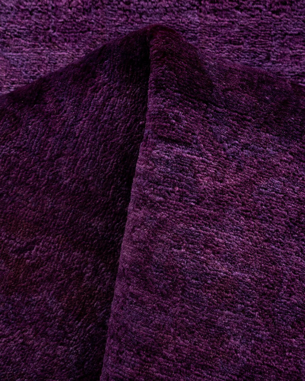 Tapis de course contemporain en laine fine nouée à la main pourpre en vente 1