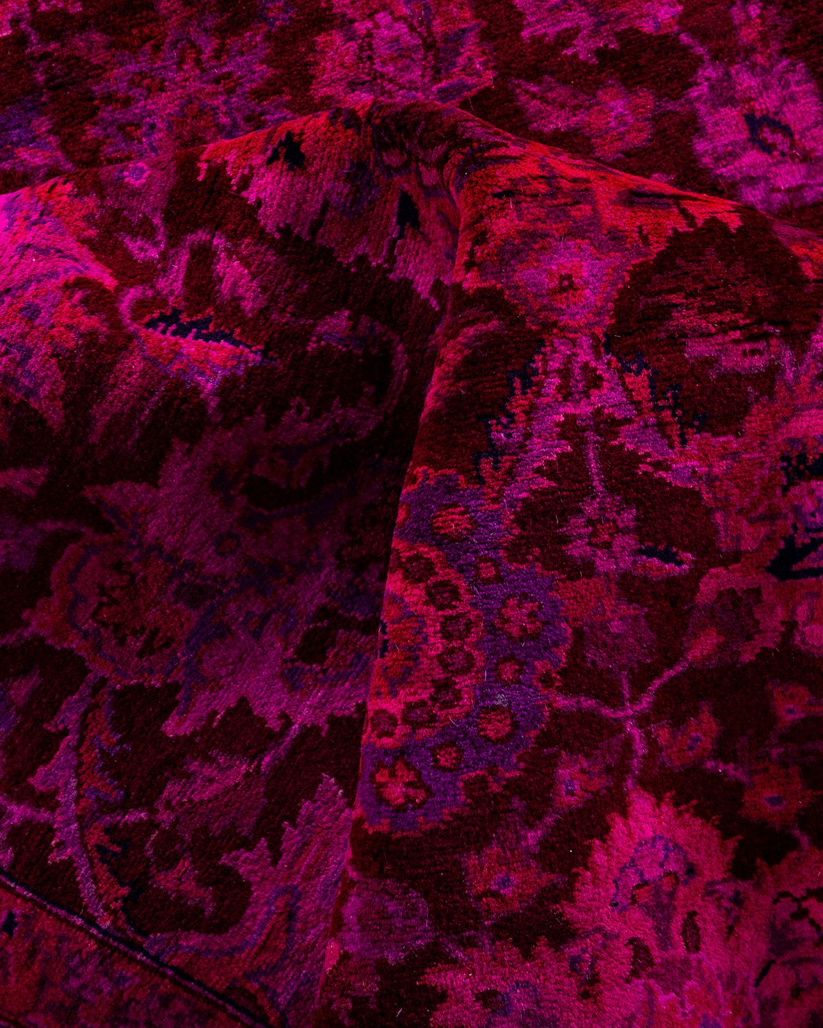 Contemporary Fine Vibrance Hand Knotted Wool Red Area Rug (Tapis de sol en laine rouge) en vente 1