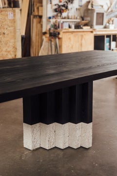 Table de salle à manger contemporaine FIRA en frêne brûlé et pierre de granit