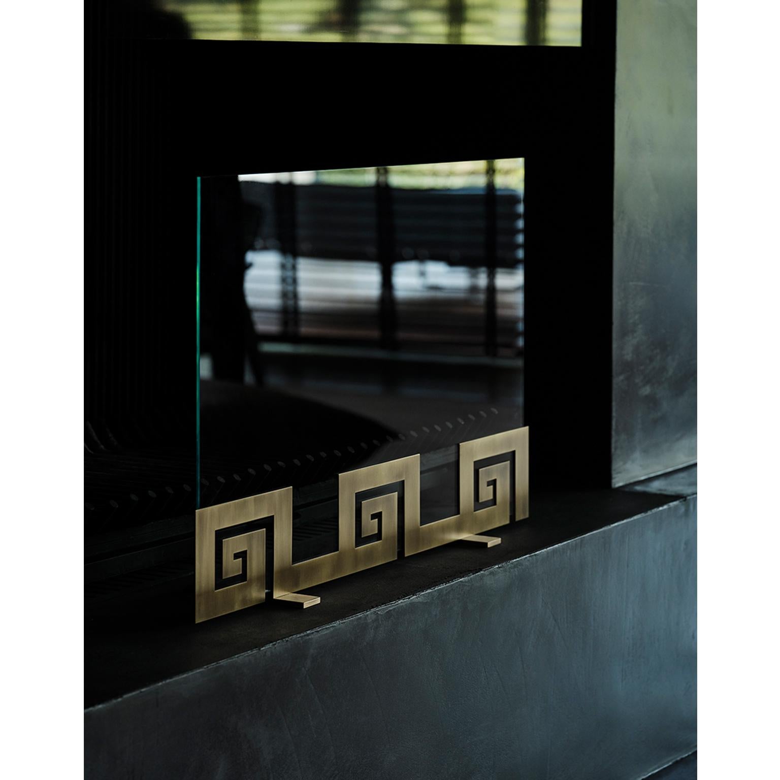 Zeitgenössischer Kaminschirm „Apollo“ aus Messing und feuerfestem Glas, von Anaktae im Zustand „Neu“ im Angebot in Athens, GR
