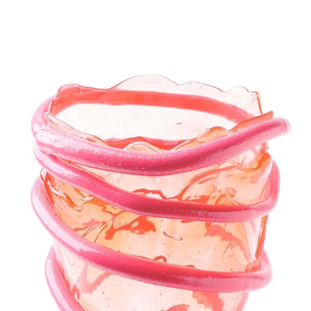 Jarrón Pompitu I - Rubí claro transparente y fucsia mate

Jarrón de resina blanda diseñado por Gaetano Pesce en 1995 para la colección Fish Design.

Medidas: L - Ø 22cm x H 36cm

Otros tamaños disponibles

Colores: Rubí Claro Y Fucsia Mate.
Jarrón