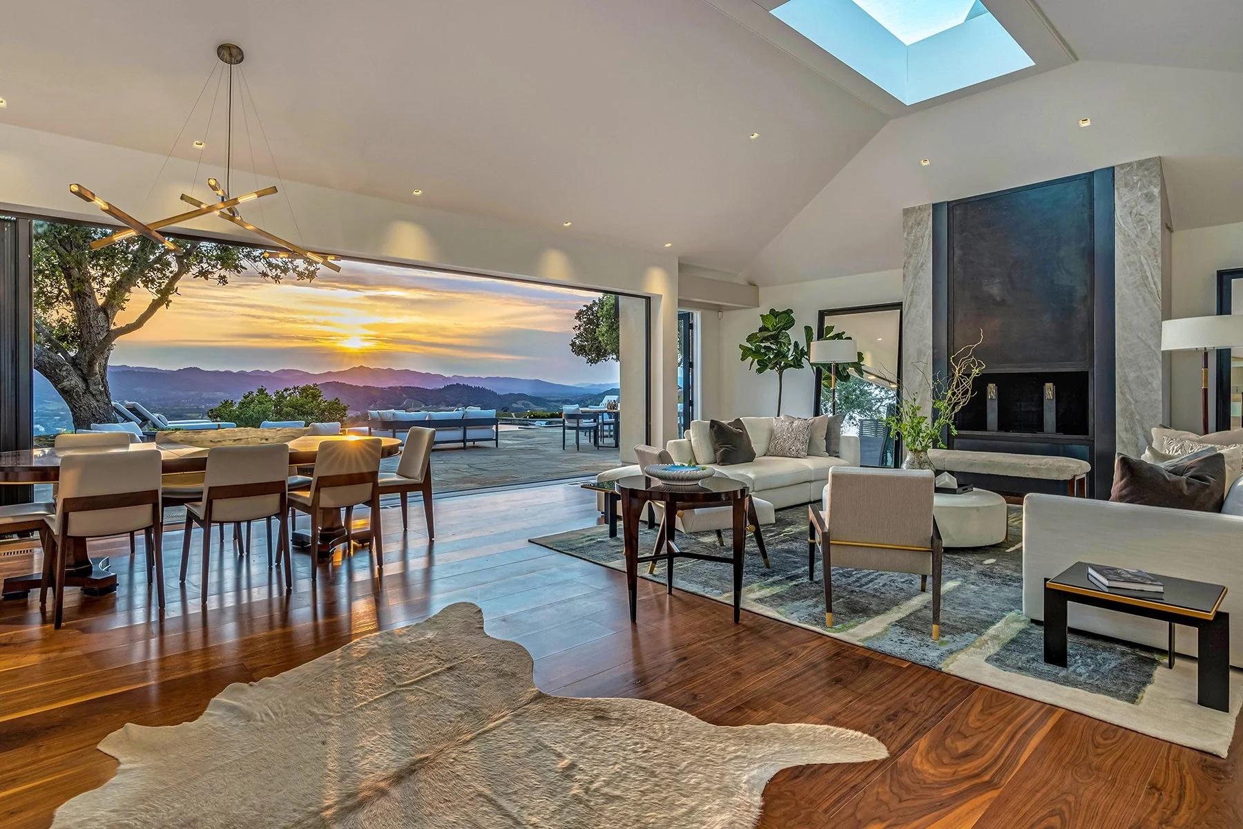 XXI secolo e contemporaneo Lampadario contemporaneo a cinque rami con ferramenta dinamica in ottone in vendita