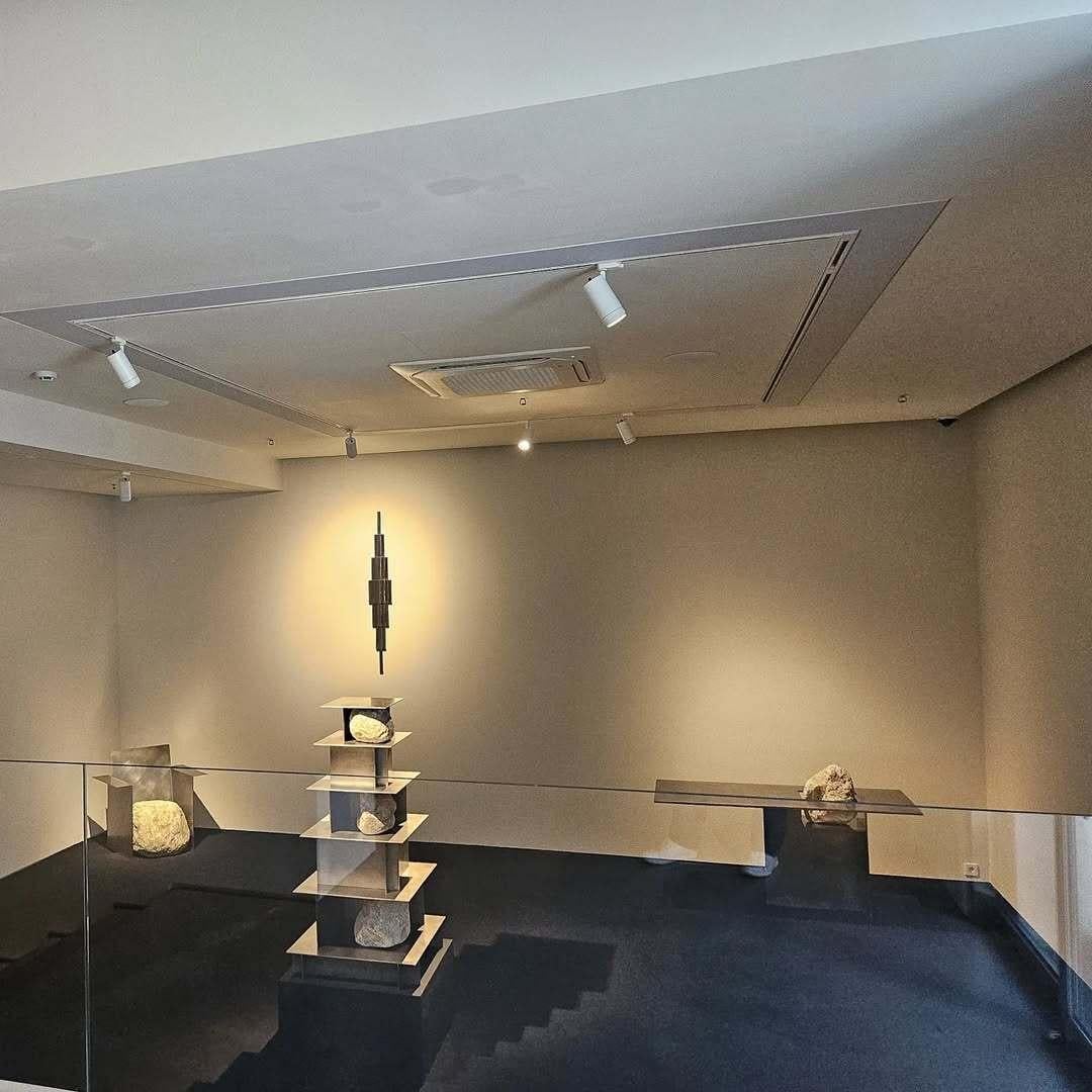 Scaffale contemporaneo a cinque livelli in acciaio inossidabile con pietre naturali di Lee Sisan in vendita 4