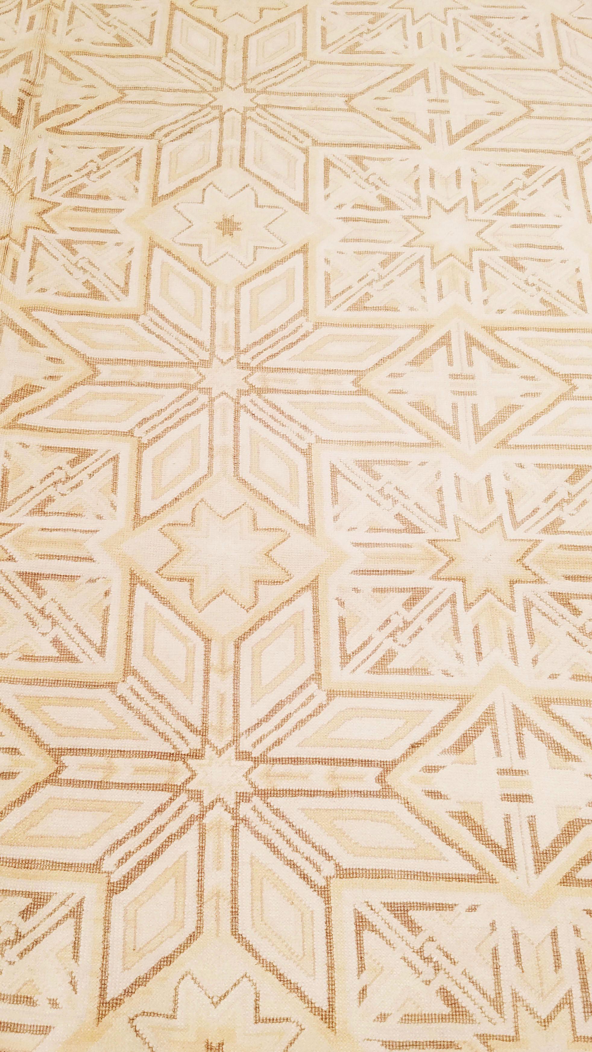 Zeitgenössischer Flachgewebe- und Wollteppich in Beige mit geometrischem Muster von Teppich & Kelim (Indisch) im Angebot