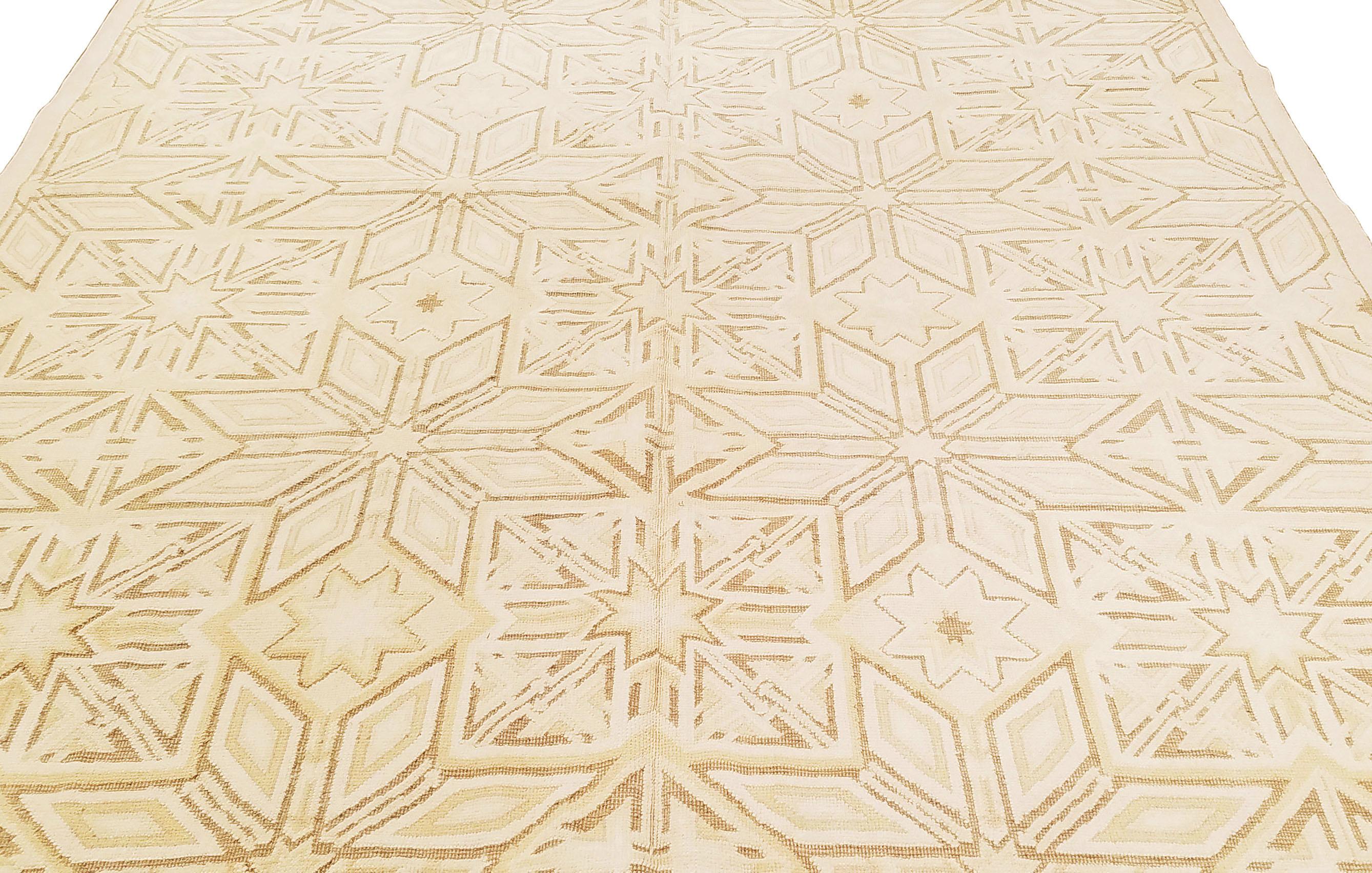 Dieser zeitgenössische Wollteppich aus Indien kombiniert sowohl Flor- als auch Flachwebtechniken zu einem geometrischen Porträt mit unterschiedlicher Höhe. Das geometrische All-Over-Felddesign ist eine seltene Kombination aus persischen achtzackigen