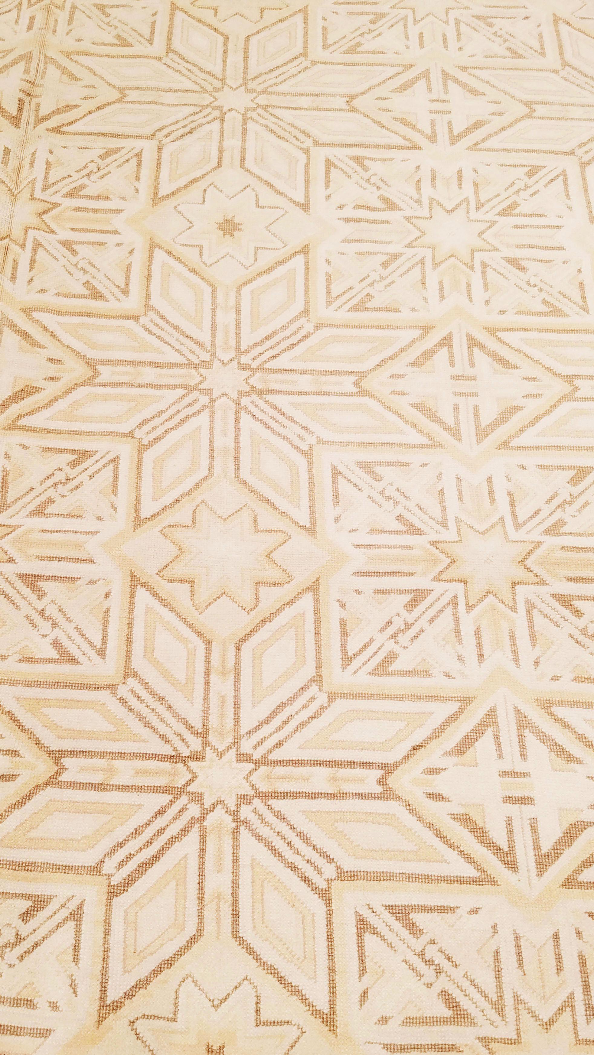 Contemporary Flachgewebe und Wollteppich in Beige Geometrisches Muster von Rug & Kilim (Indisch) im Angebot