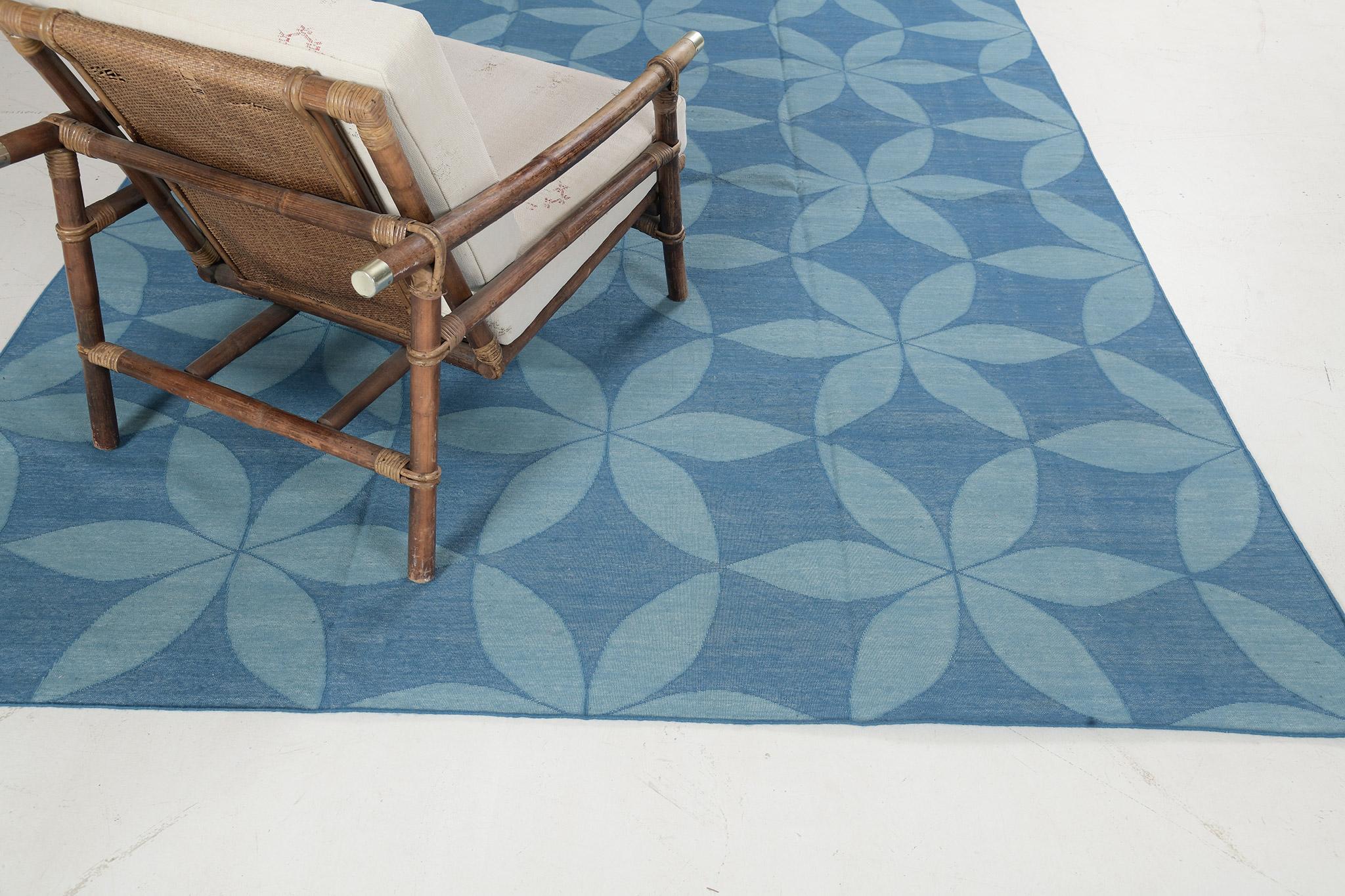 Hand-Knotted Contemporary Flat-Weave Rug Cielo Collection Flora Turquoise For Sale