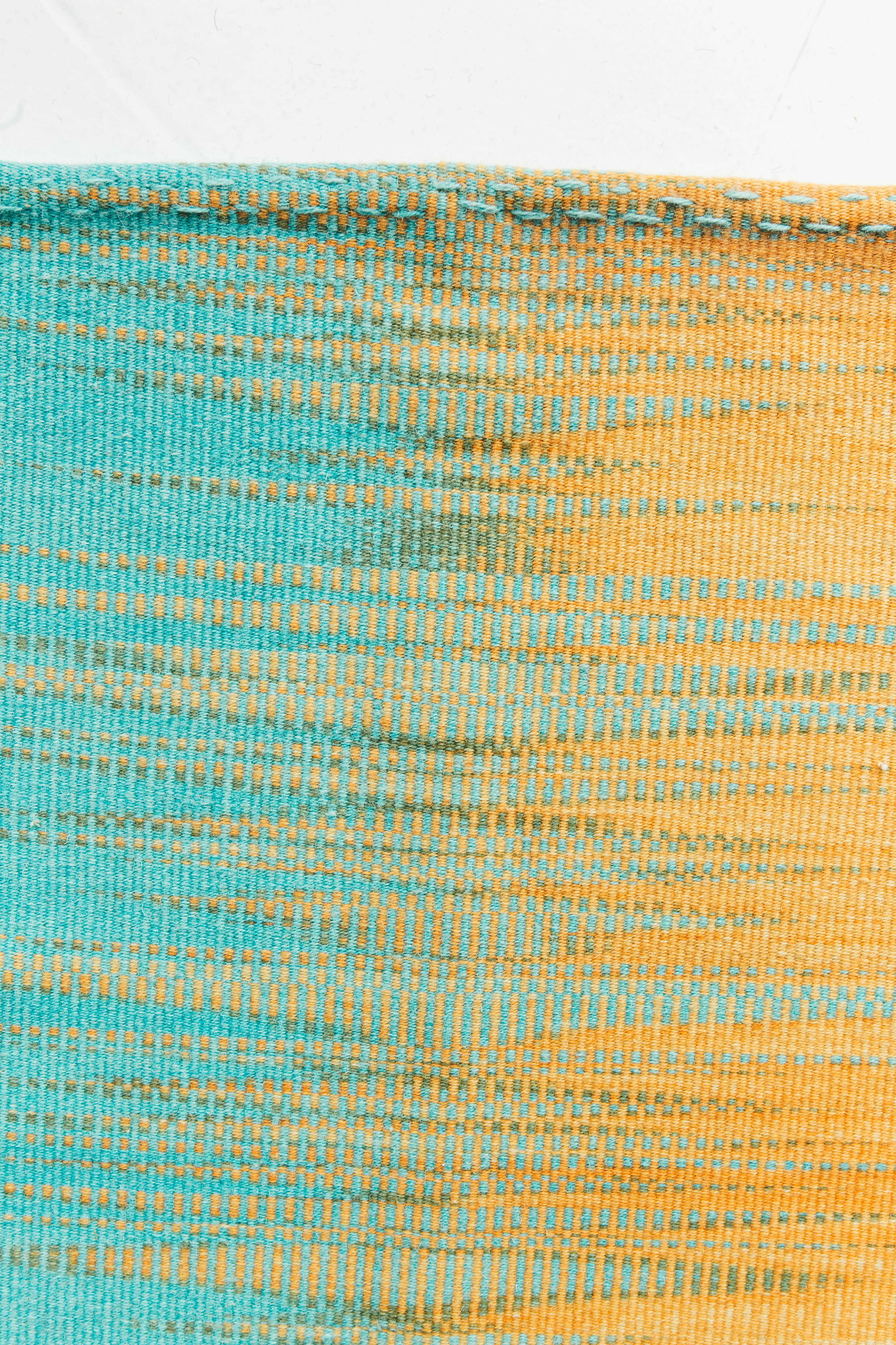 Dieses türkisblaue und sonnengelbe Orange ist ein wunderschöner, moderner Flachgewebe-Teppich aus unserer Volare-Kollektion. Dieses Flachgewebe aus handgesponnener Wolle hinterlässt mit seiner Lebendigkeit garantiert bleibende