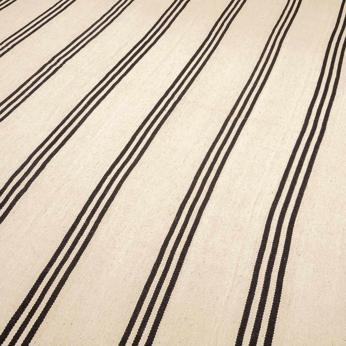 Contemporary Flat-Weave Wool Kilim Black and Beige Handmade Rug In New Condition In MADRID, ES