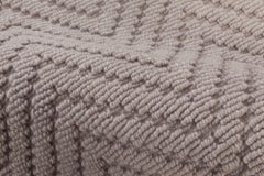 Tappeto contemporaneo a trama piatta con motivo a spina di pesce grigio “Undulate” di Doris Leslie Blau