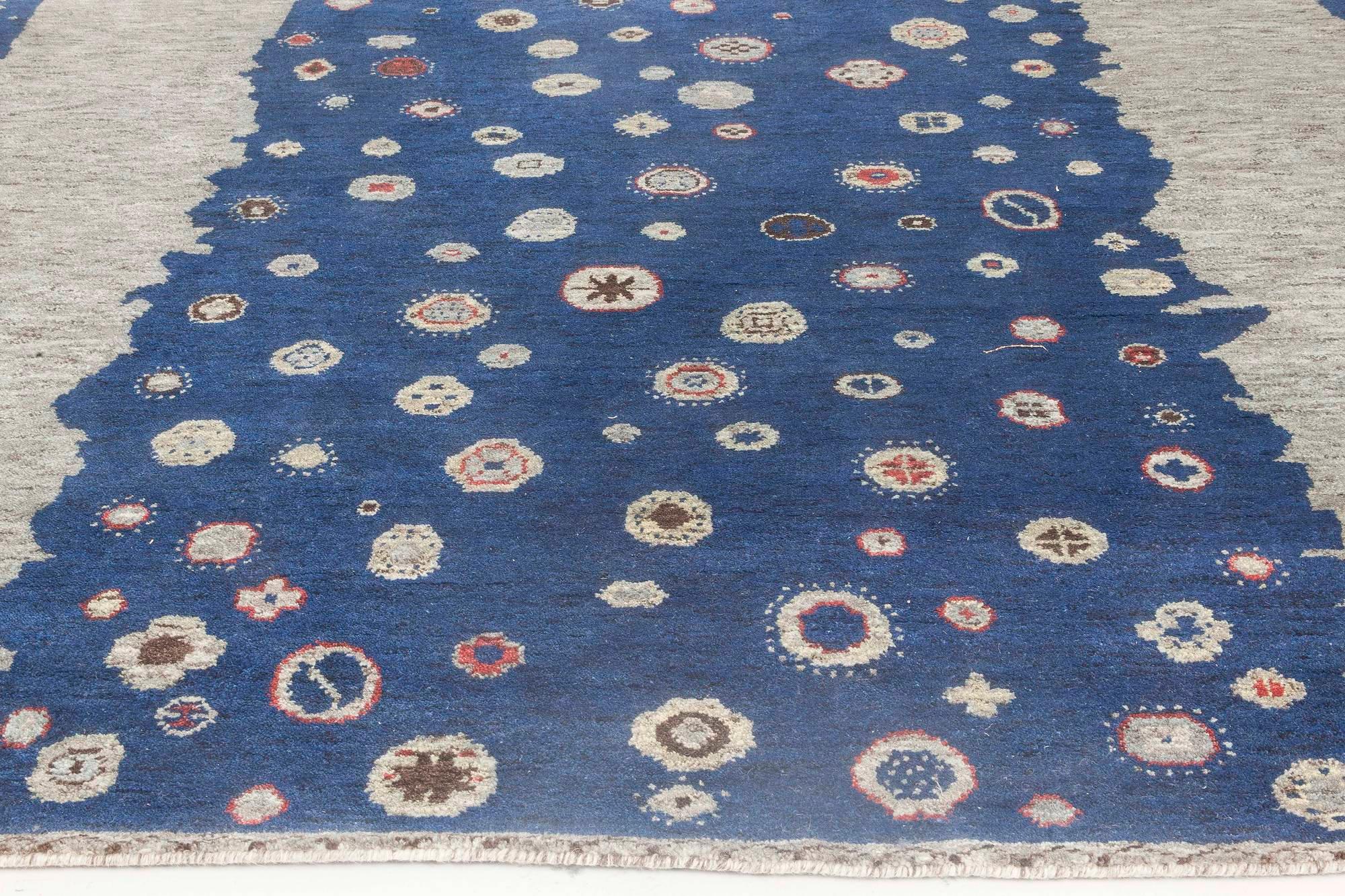 Zeitgenössischer, schwedisch inspirierter Flen-Wollflor aus blauer, grauer Wolle von Doris Leslie Blau im Zustand „Neu“ im Angebot in New York, NY