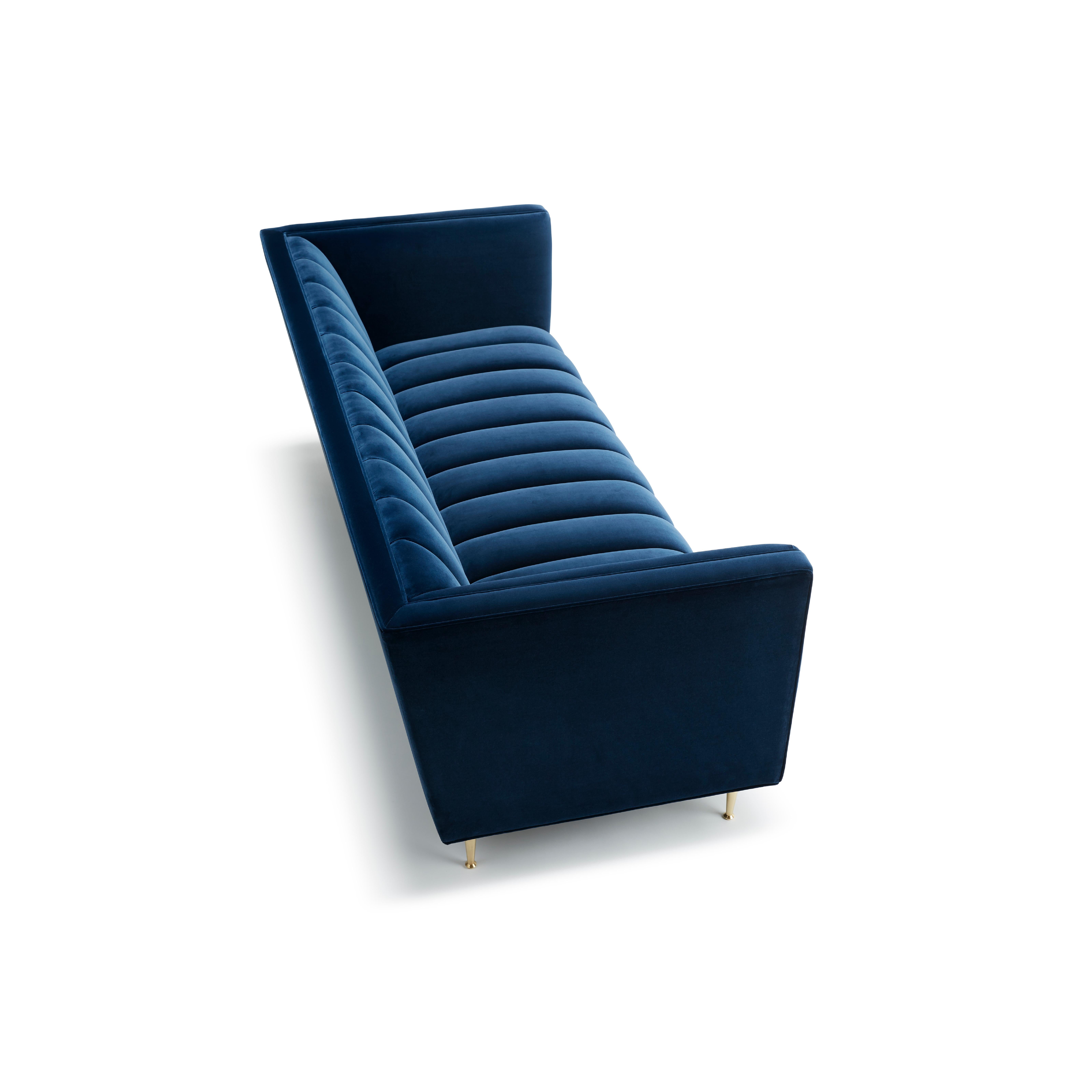 Zeitgenssisches Fleure-Sofa mit 3 Sitzen aus blauem Denim-Samt und Messingbeinen. (Moderne) im Angebot