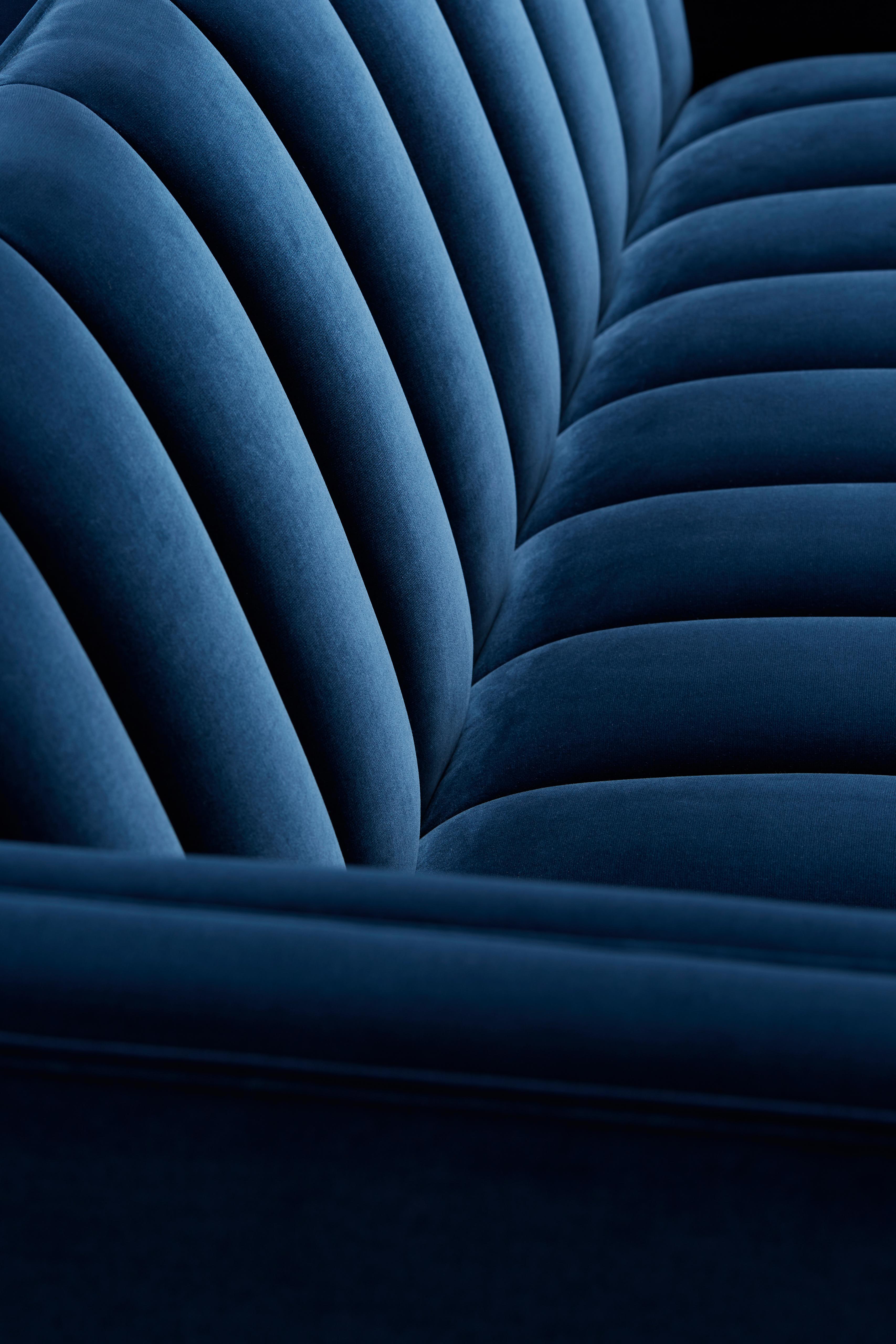 Zeitgenssisches Fleure-Sofa mit 3 Sitzen aus blauem Denim-Samt und Messingbeinen. (Englisch) im Angebot
