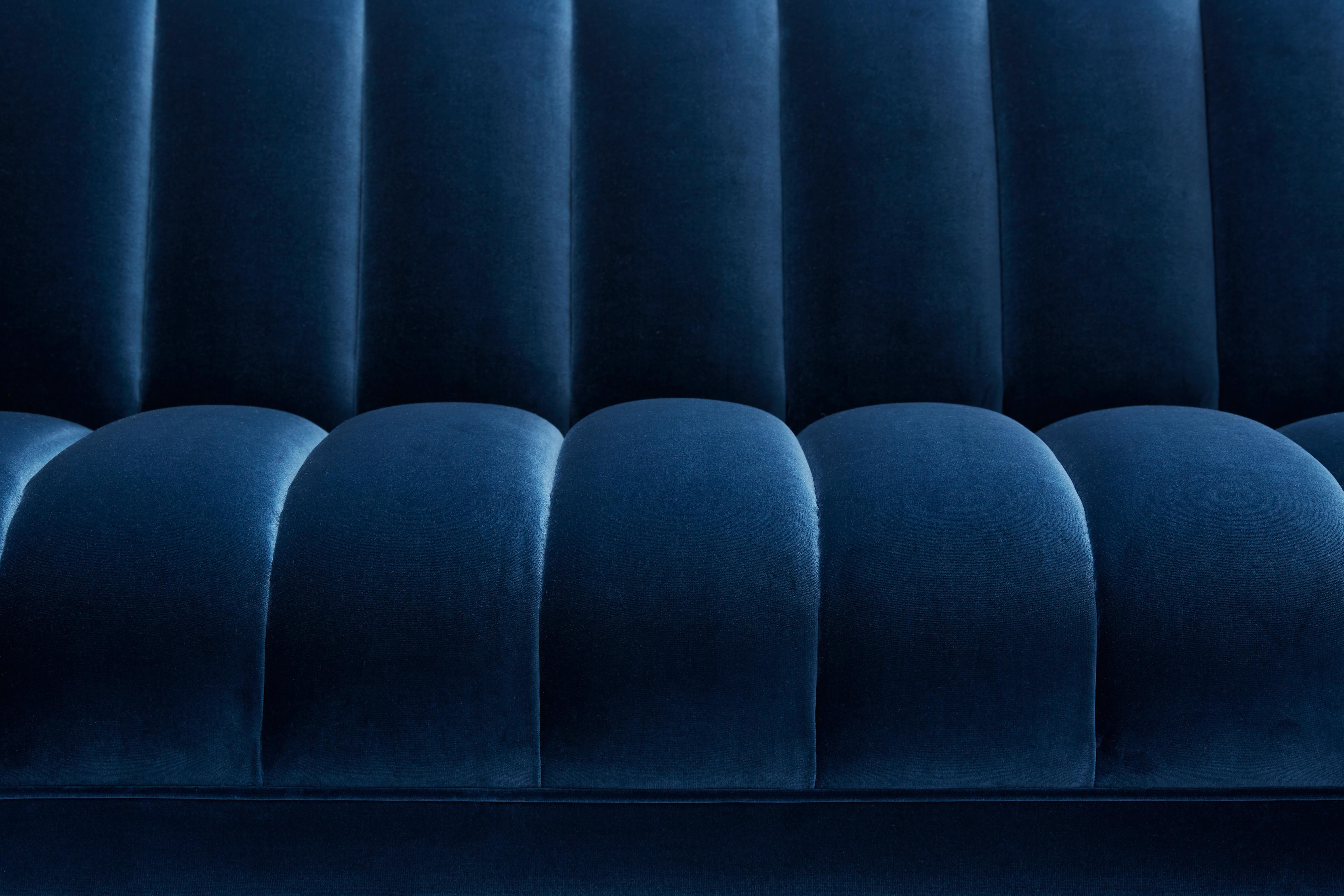 Zeitgenssisches Fleure-Sofa mit 3 Sitzen aus blauem Denim-Samt und Messingbeinen. (Bronziert) im Angebot