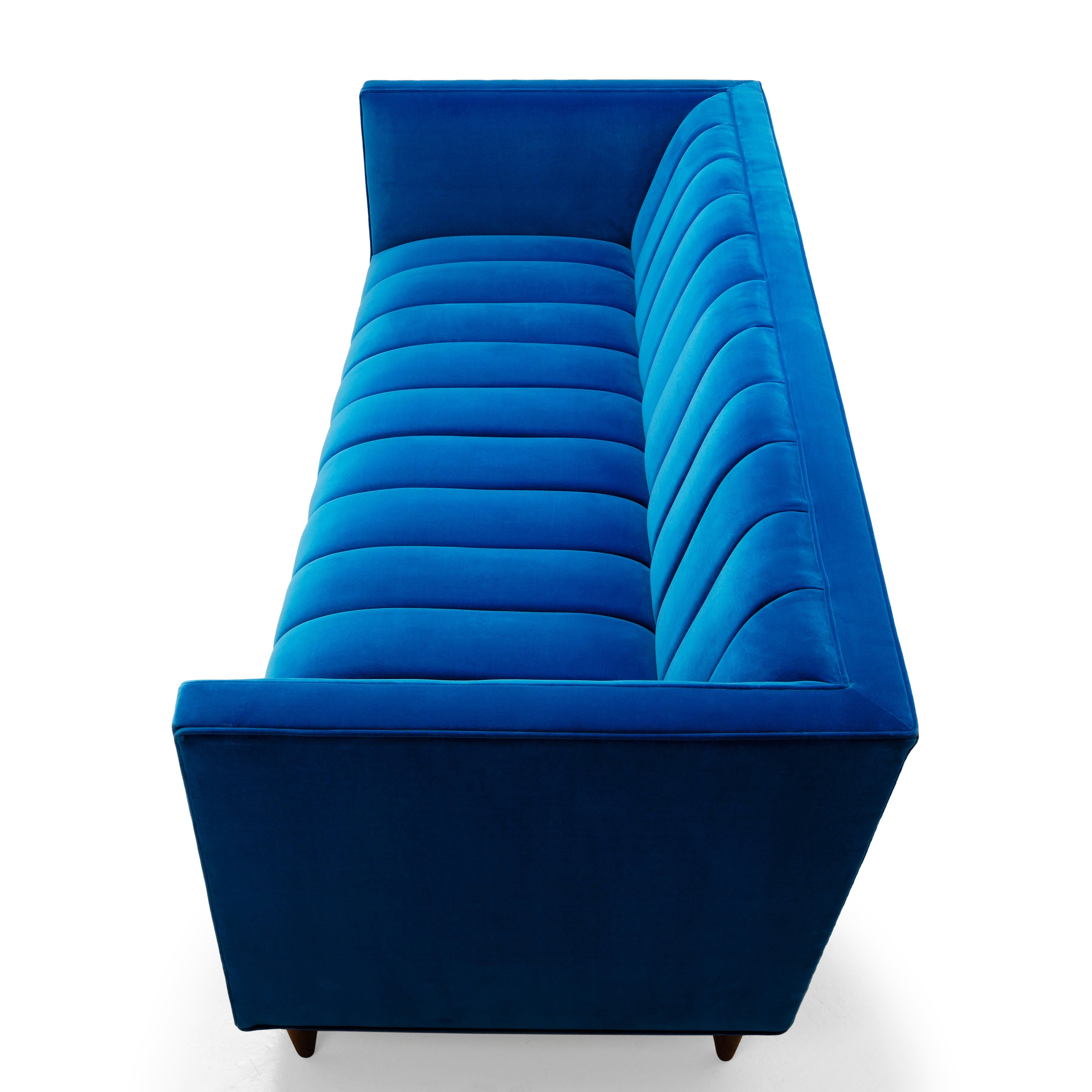 Das preisgekrönte Fleure Sofa ist ein auffälliges Design, das alle Blicke auf sich zieht. Er strahlt eine moderne Ausstrahlung aus, aber mit traditionellen Stilelementen, wie die exquisite Riffelung auf dem Sitz- und Rückenkissen zeigt. 
Gewinner