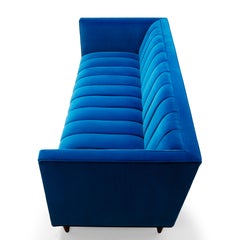 Contemporary Channeled Fleure Sofa in Teal Blue Velvet mit Beinen aus Walnussholz