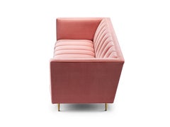 Canapé contemporain à deux places Fleuret en velours rose camée & Laiton:: en stock