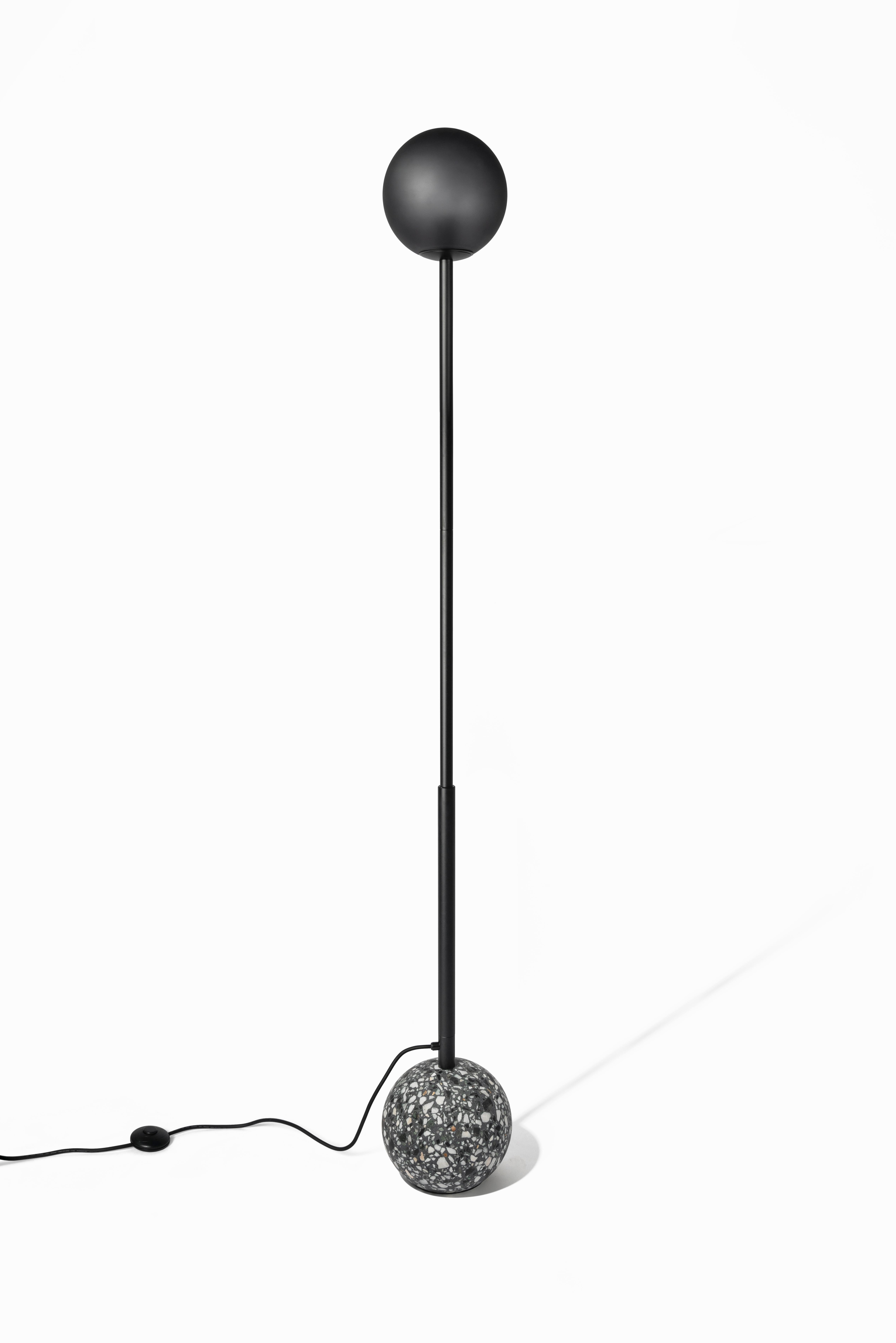 8' Stehleuchte aus schwarzem Terrazzo

Maße: Ø20 cm × H 177 cm

Glühbirne: E27 LED 3W 100-240V 80Ra 200LM 3000K - Kompatibel mit US Stromsystem.

Die Möbel und Leuchten von Bentu Design leiten ihre Einzigartigkeit von der Einfachheit ihrer Formen