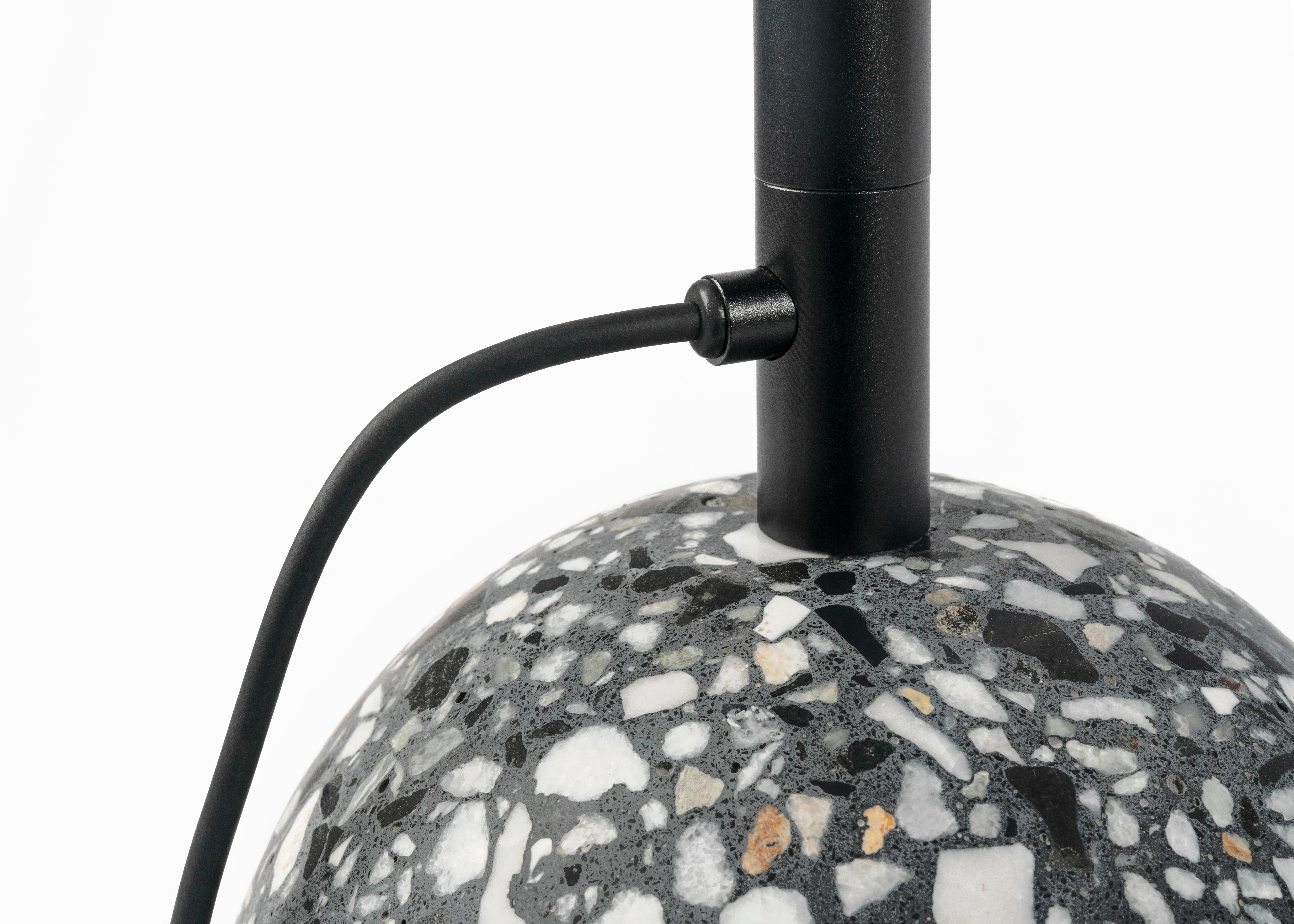 Zeitgenössische Stehlampe '8' aus schwarzem Terrazzo (Beton) im Angebot