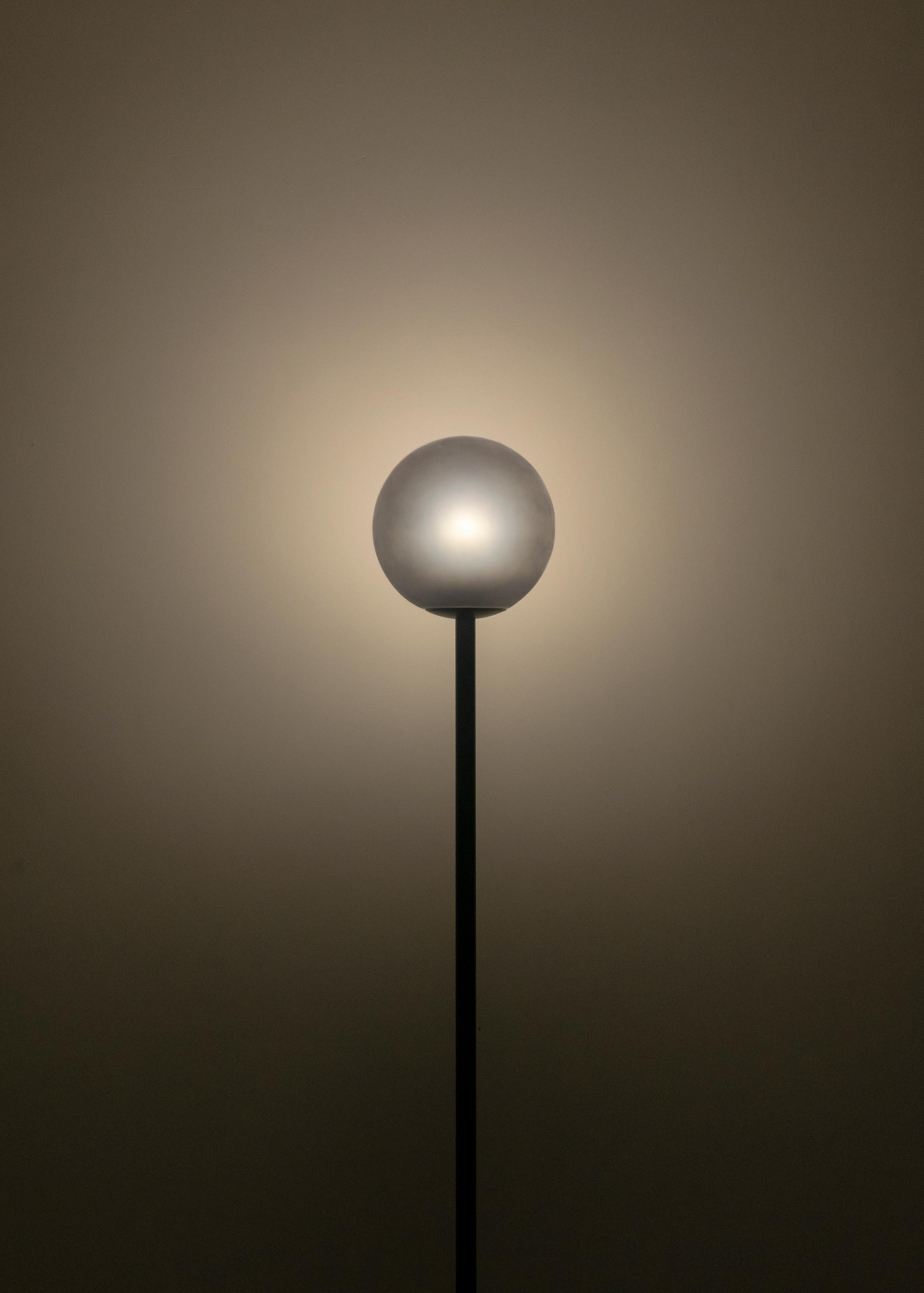 Zeitgenössische Stehlampe '8' aus schwarzem Terrazzo im Angebot 2