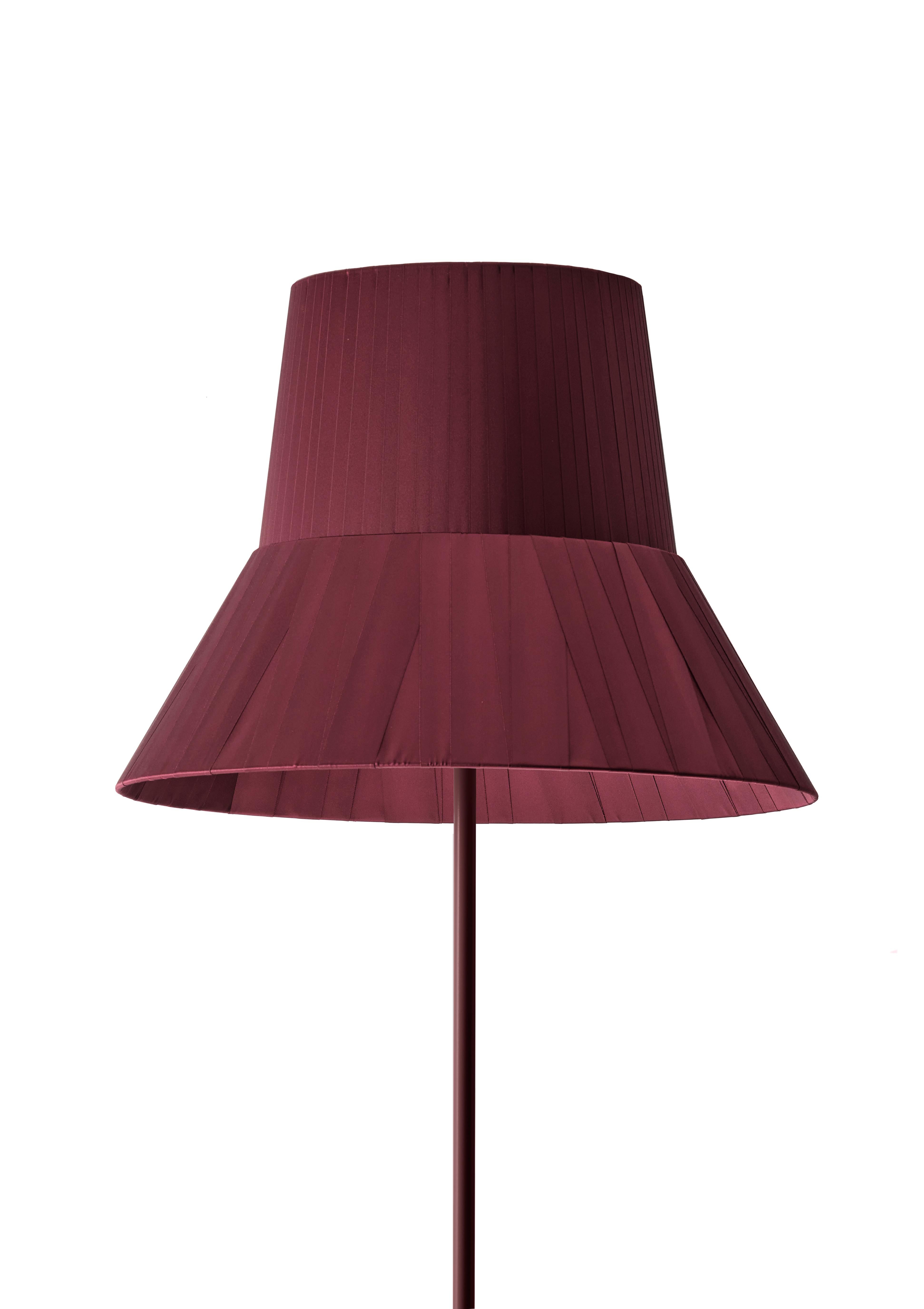 Inspired by an Audrey Hepburn hat, this lamp embodies a certain nostalgia. Nostalgia for an icon of elegance, nostalgia for an enchanting style, nostalgia for a handmade product.
Metal base in powder-coating, satin finish.
Lampshade in 2 parts, top