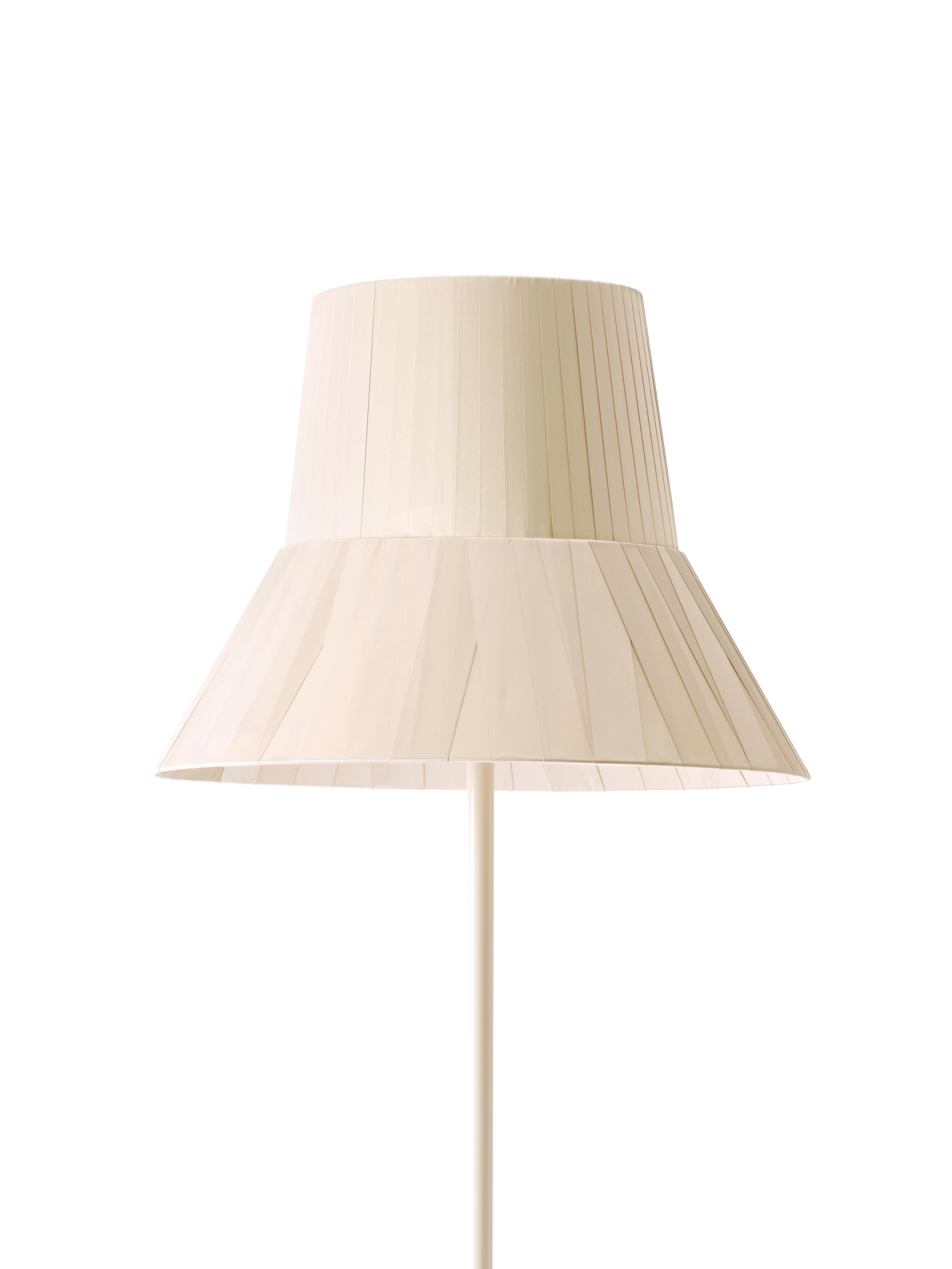 Inspired by an Audrey Hepburn hat, this lamp embodies a certain nostalgia. Nostalgia for an icon of elegance, nostalgia for an enchanting style, nostalgia for a handmade product.
Metal base in powder-coating, satin finish.
Lampshade in 2 parts, top