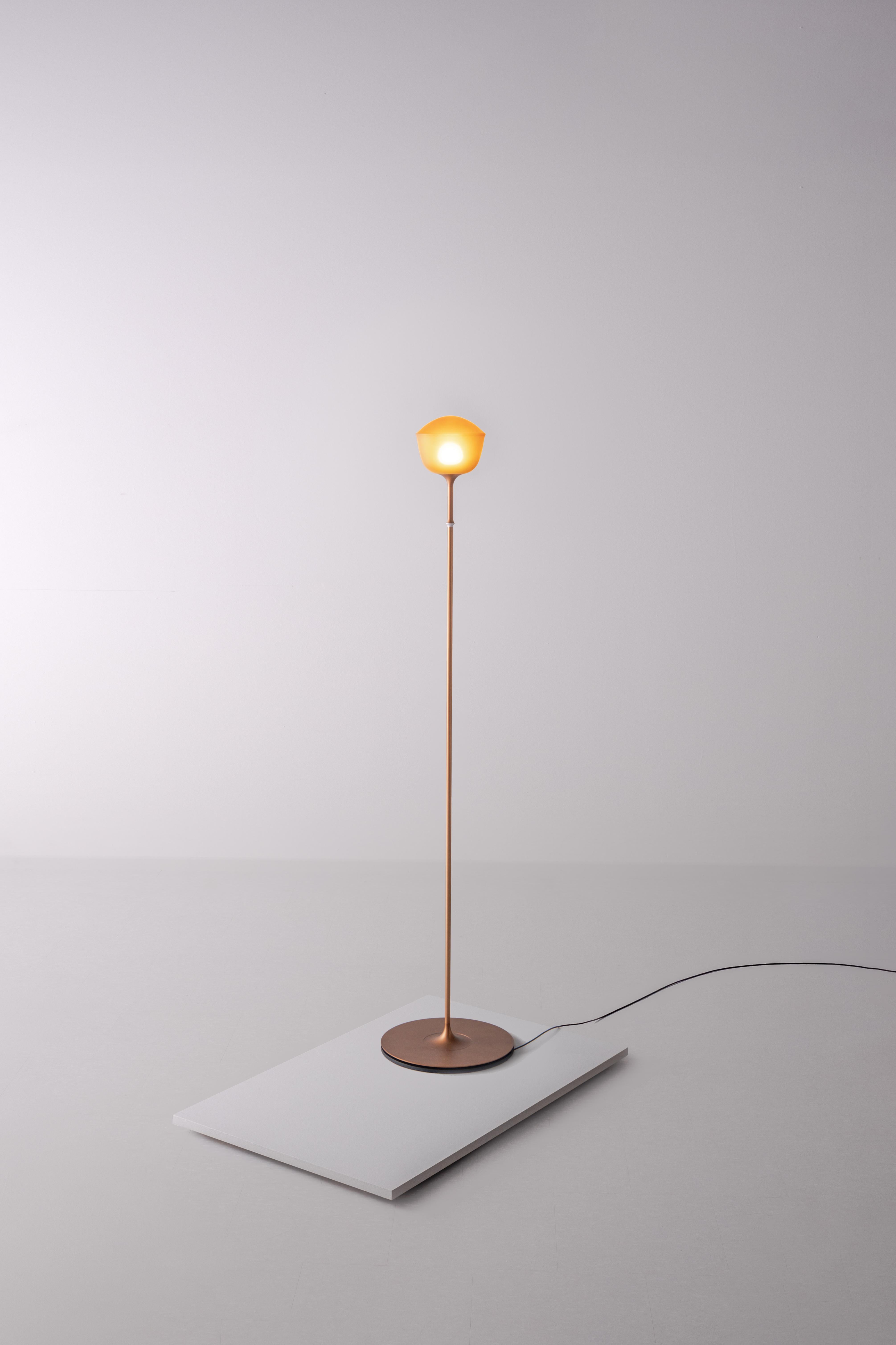 Lámpara de pie contemporánea 'Contour' 150, Citrino by AND
Diseñador: Lukas Peet

Dimensiones: 
- 150: Ø 15cm x 144,5cm / Ø 6