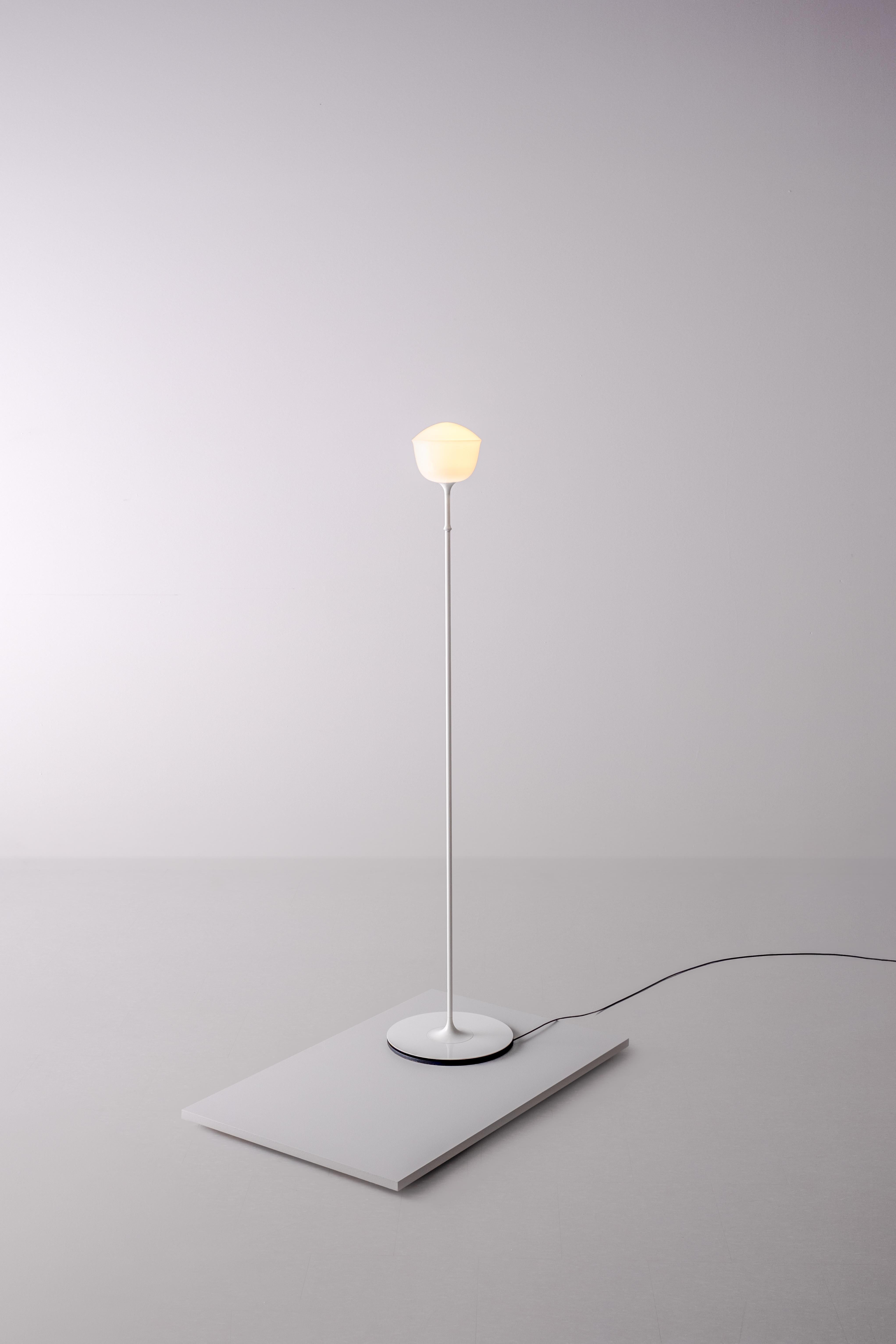 Lámpara de pie contemporánea 'Contour' 150, Perla by AND
Diseñador: Lukas Peet

Dimensiones: 
- 150: Ø 15cm x 144,5cm / Ø 6