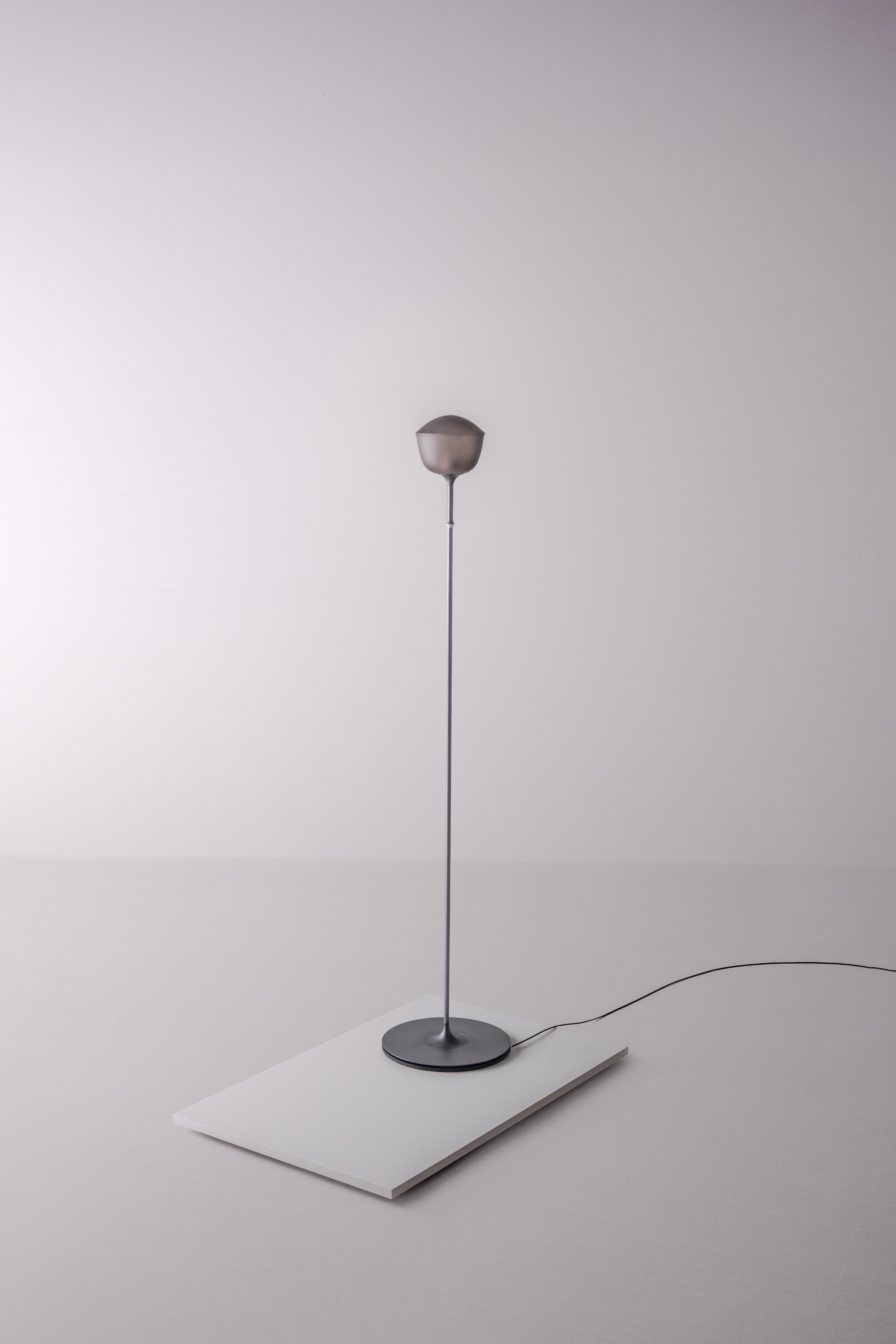 Lámpara de pie contemporánea 'Contour' 150, Pizarra by AND Moderno orgánico en venta