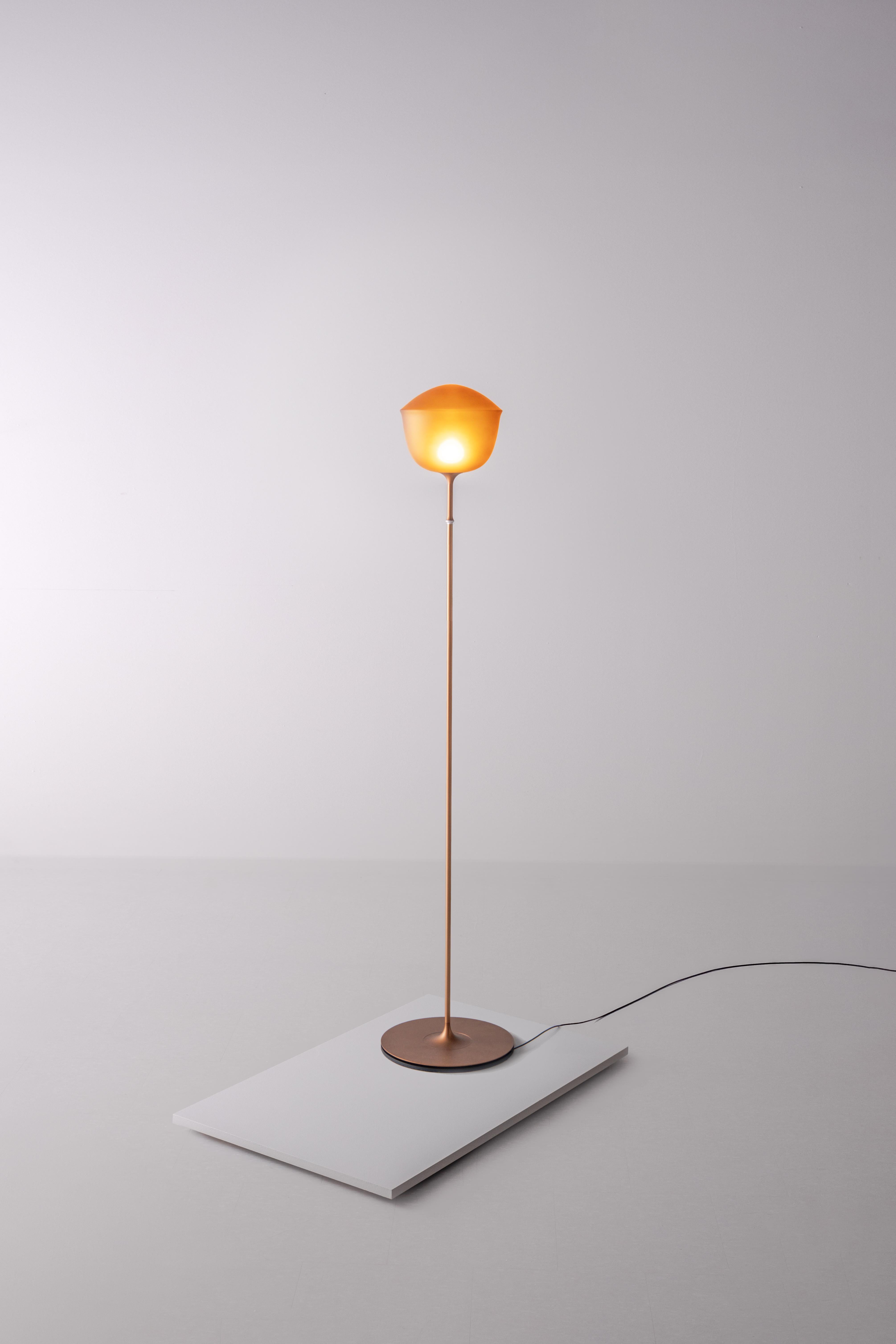 Lámpara de pie contemporánea 'Contour' 225, Citrino by AND
Diseñador: Lukas Peet

Dimensiones: 
- 225: Ø 22,5cm x 151cm / Ø 8,75