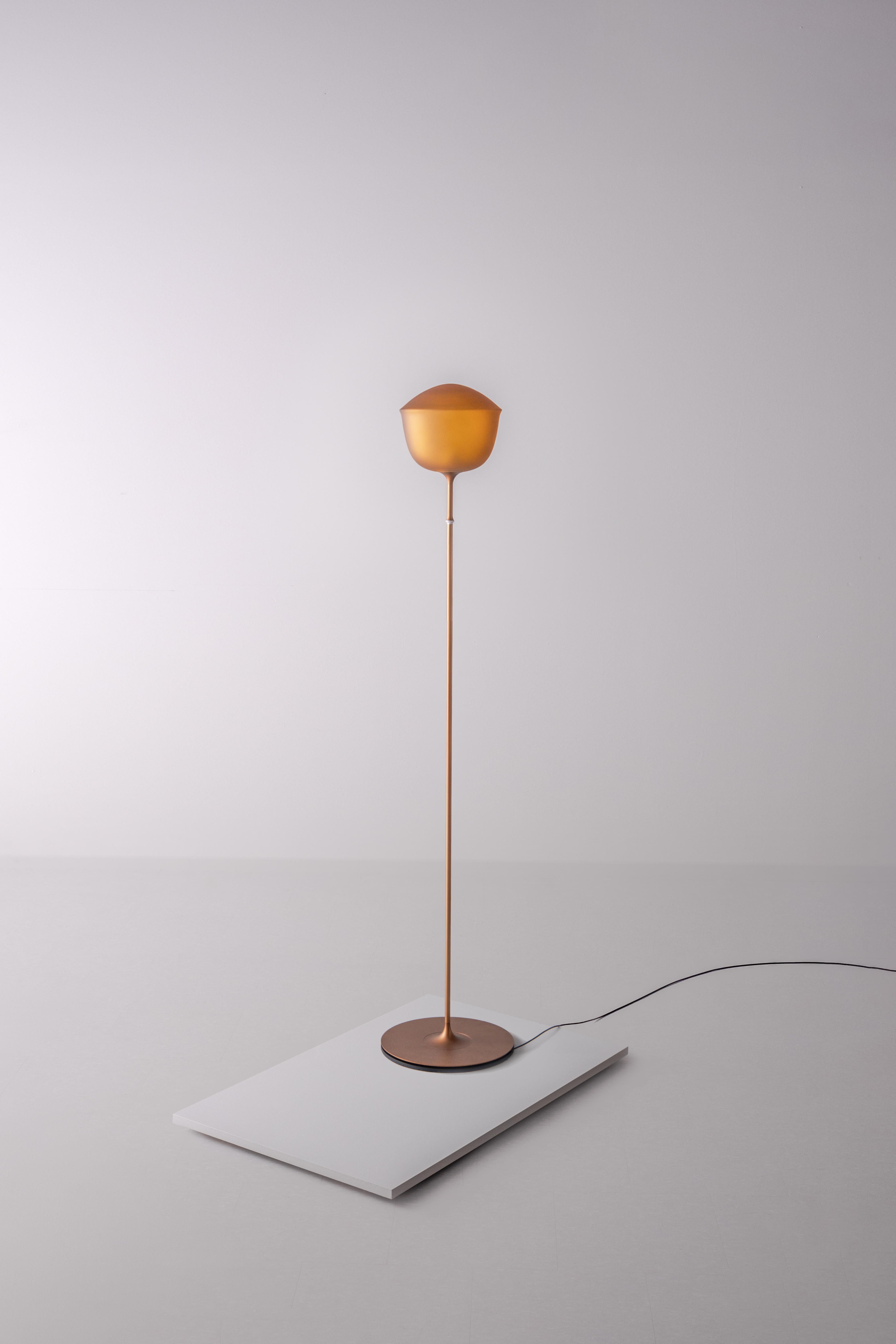 Lámpara de pie contemporánea 'Contour' 225, Citrino by AND Moderno orgánico en venta