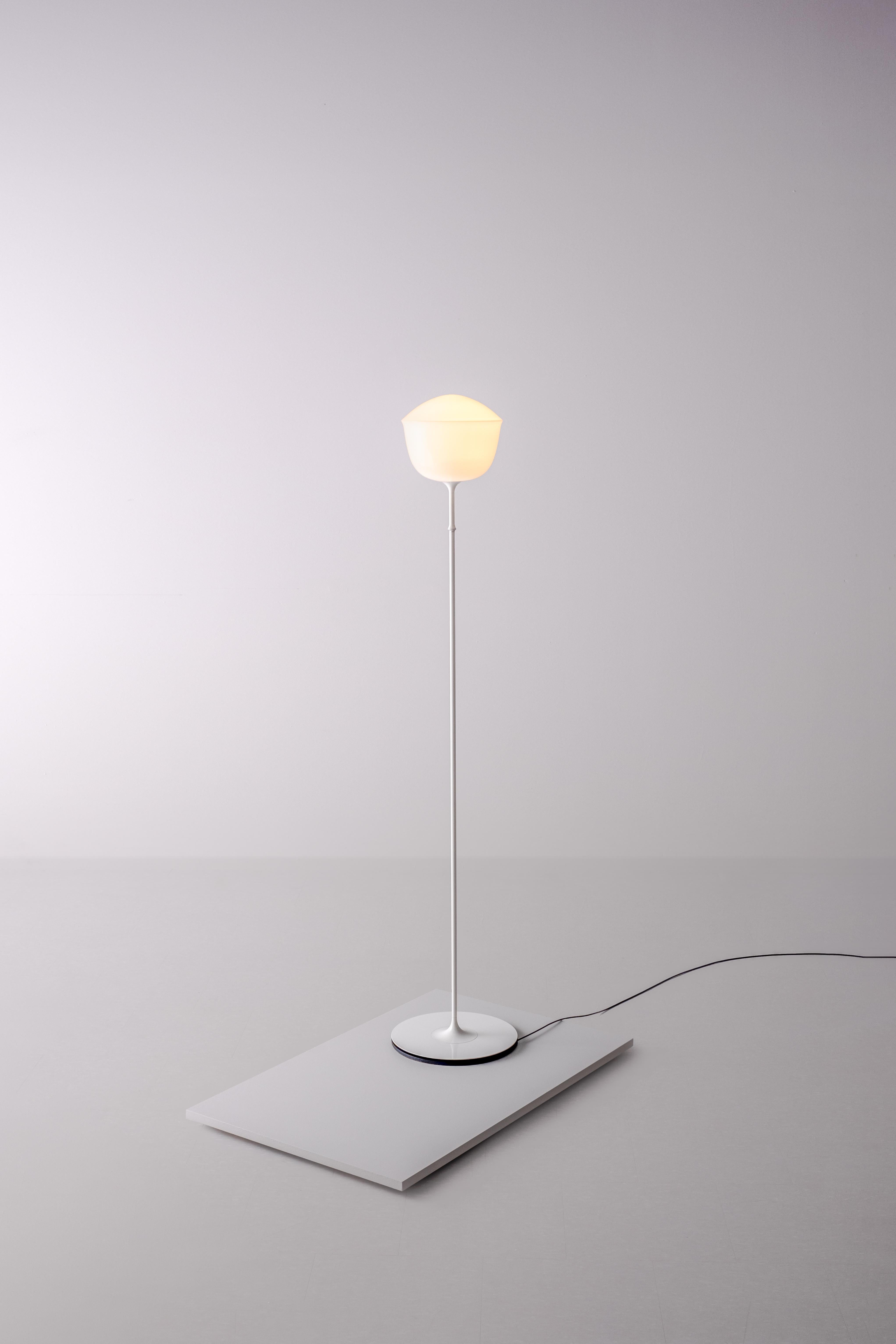 Lámpara de pie contemporánea 'Contour' 225, Perla by AND
Diseñador: Lukas Peet

Dimensiones: 
- 225: Ø 22,5cm x 151cm / Ø 8,75